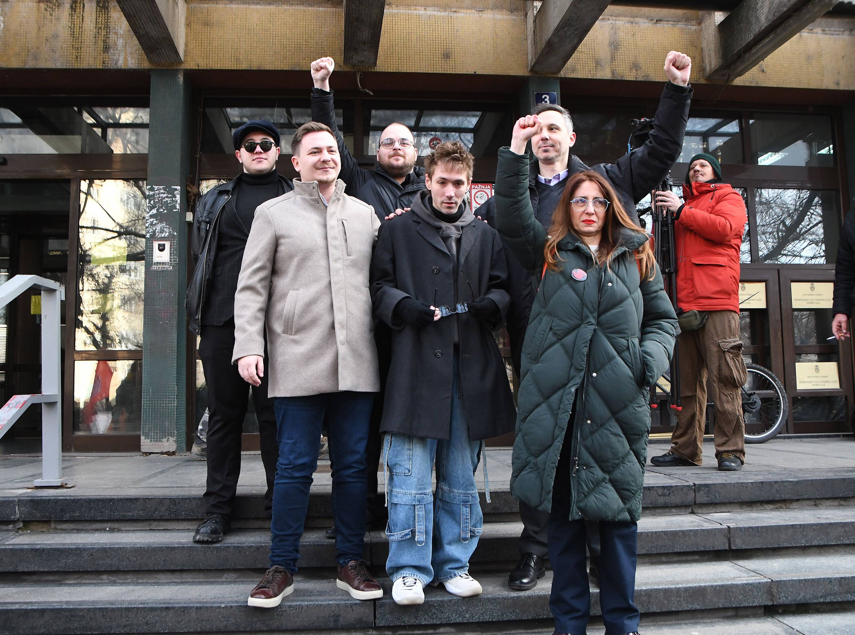 Novi Sad okupljanje građana ispred suda okrivljeni aktivisti Marija Vasić Lazar Dinić Srđan Đurić Mladen Cvijetić Lado Jovović (3).jpg