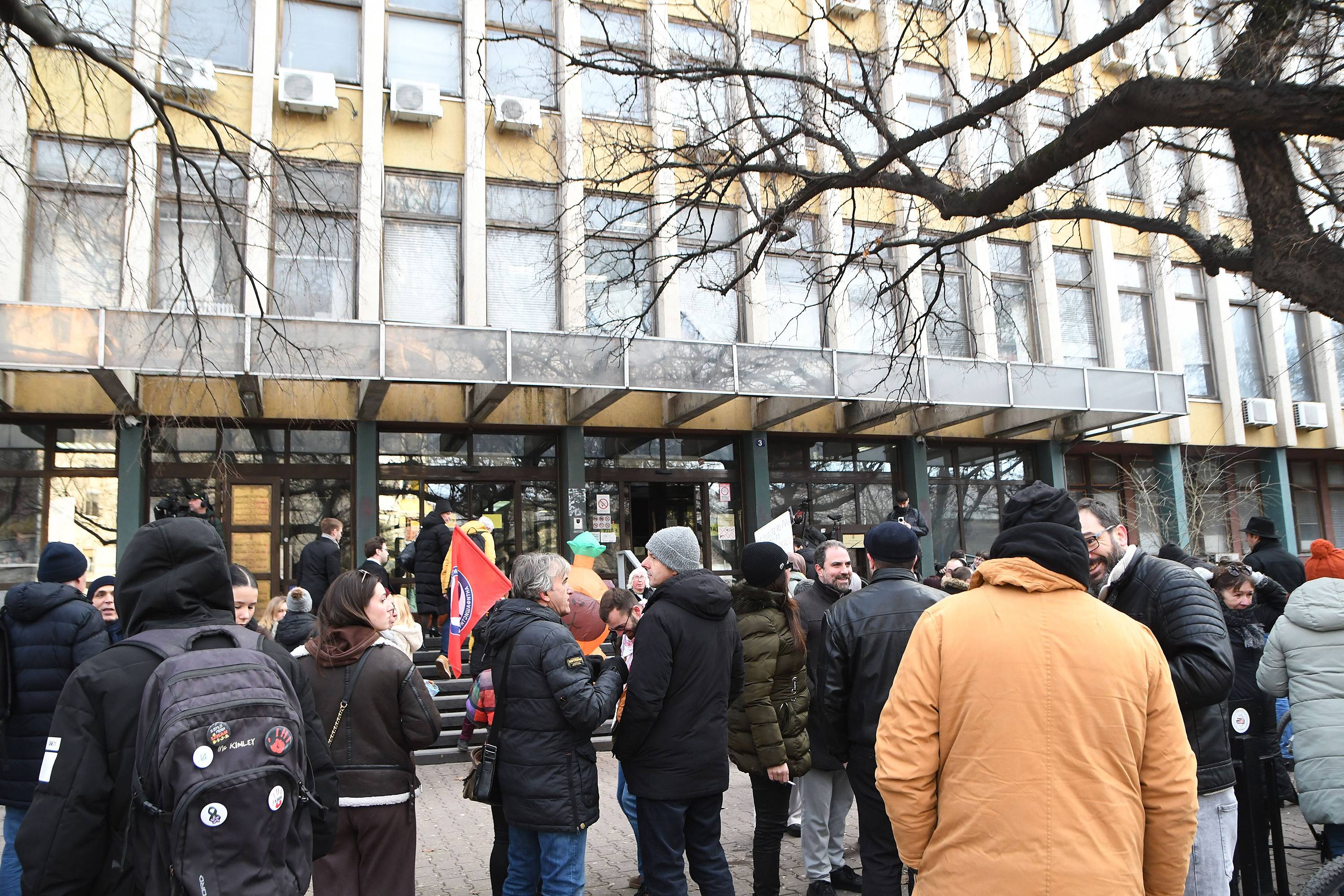 Novi Sad okupljanje građana ispred suda (7).jpg