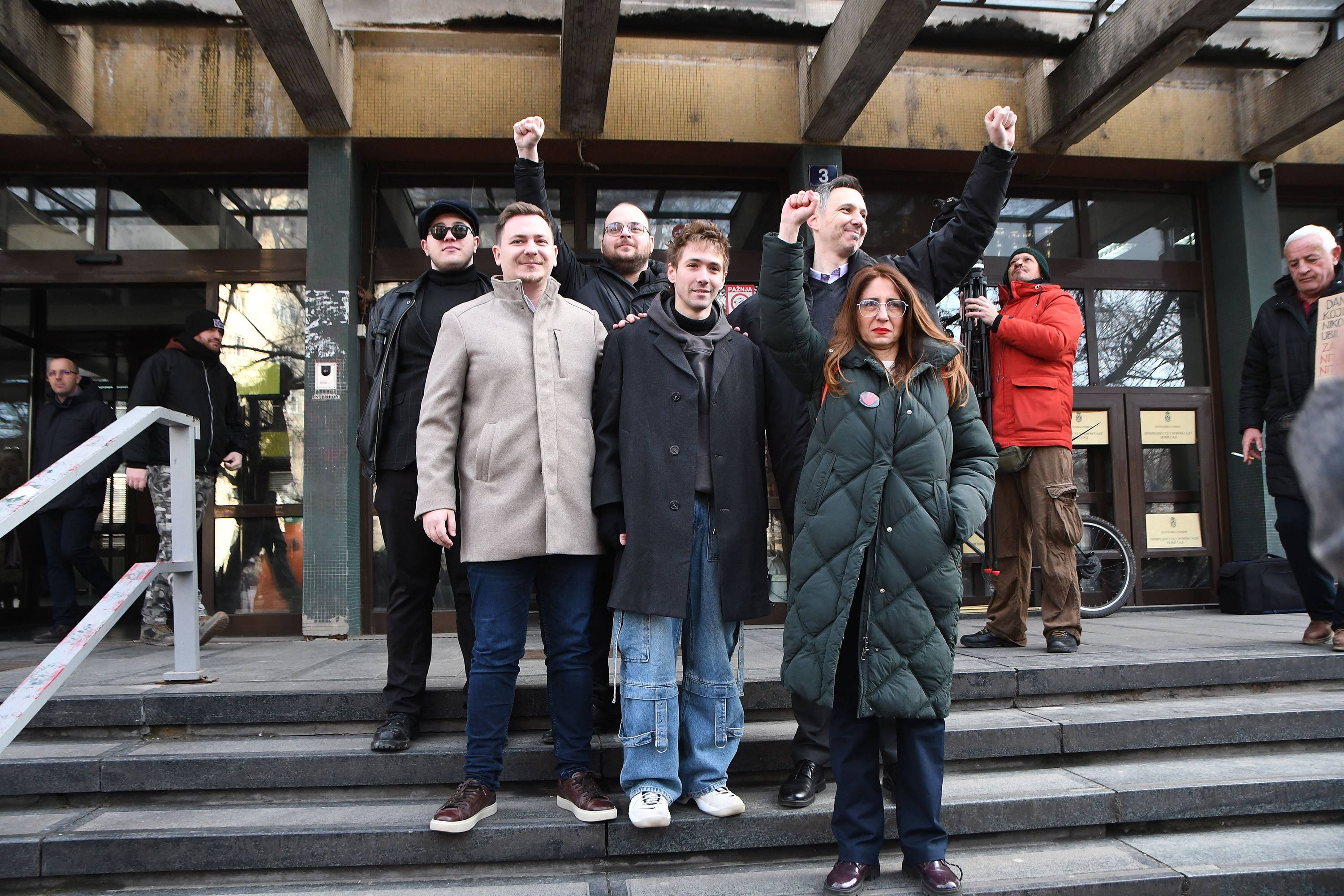 Novi Sad okupljanje građana ispred suda okrivljeni aktivisti Marija Vasić Lazar Dinić Srđan Đurić Mladen Cvijetić Lado Jovović