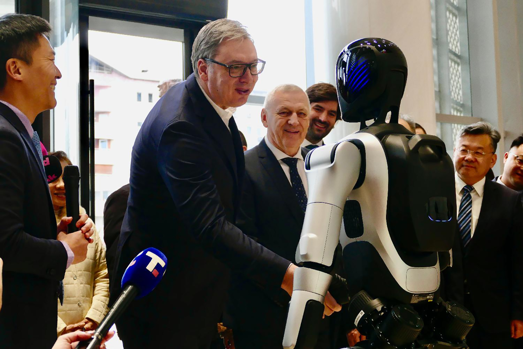 Aleksandar Vučić i robot