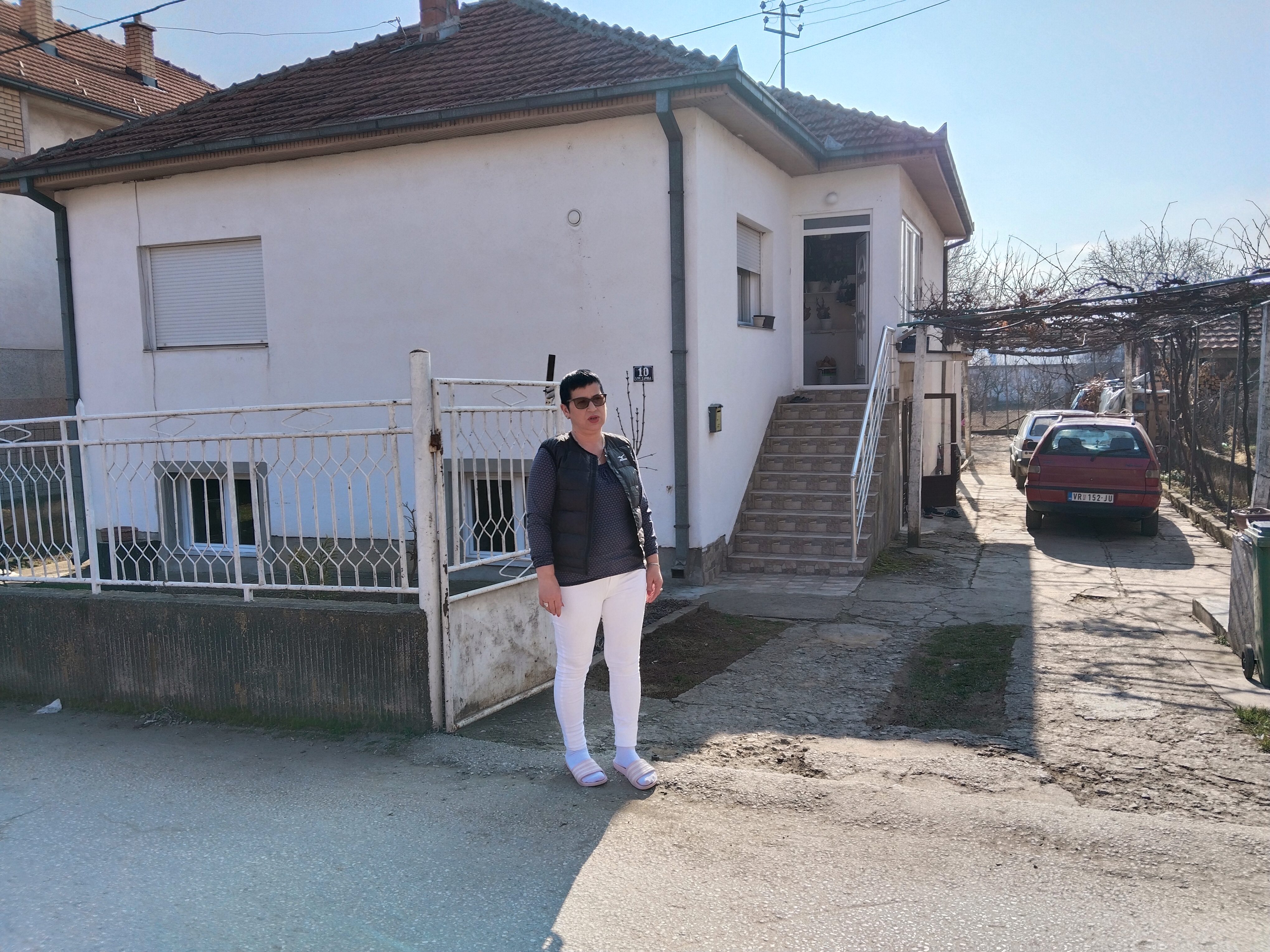Stojadinka ispred kuće Foto Miljana Isailovic.jpg
