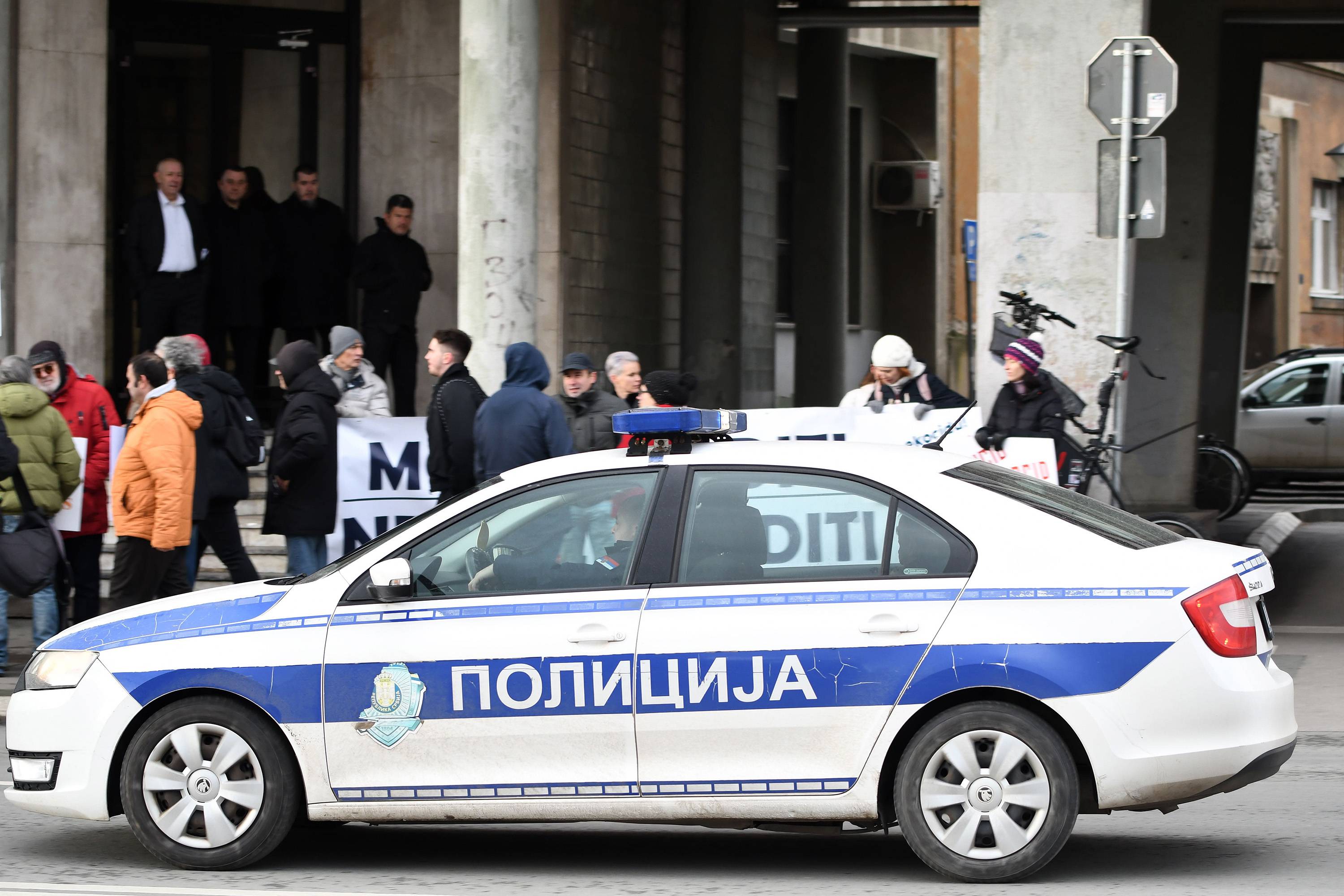 Novi Sad Protest stanovnika novosadskog naselja Liman ispred Skupštine grada Novog Sada policija