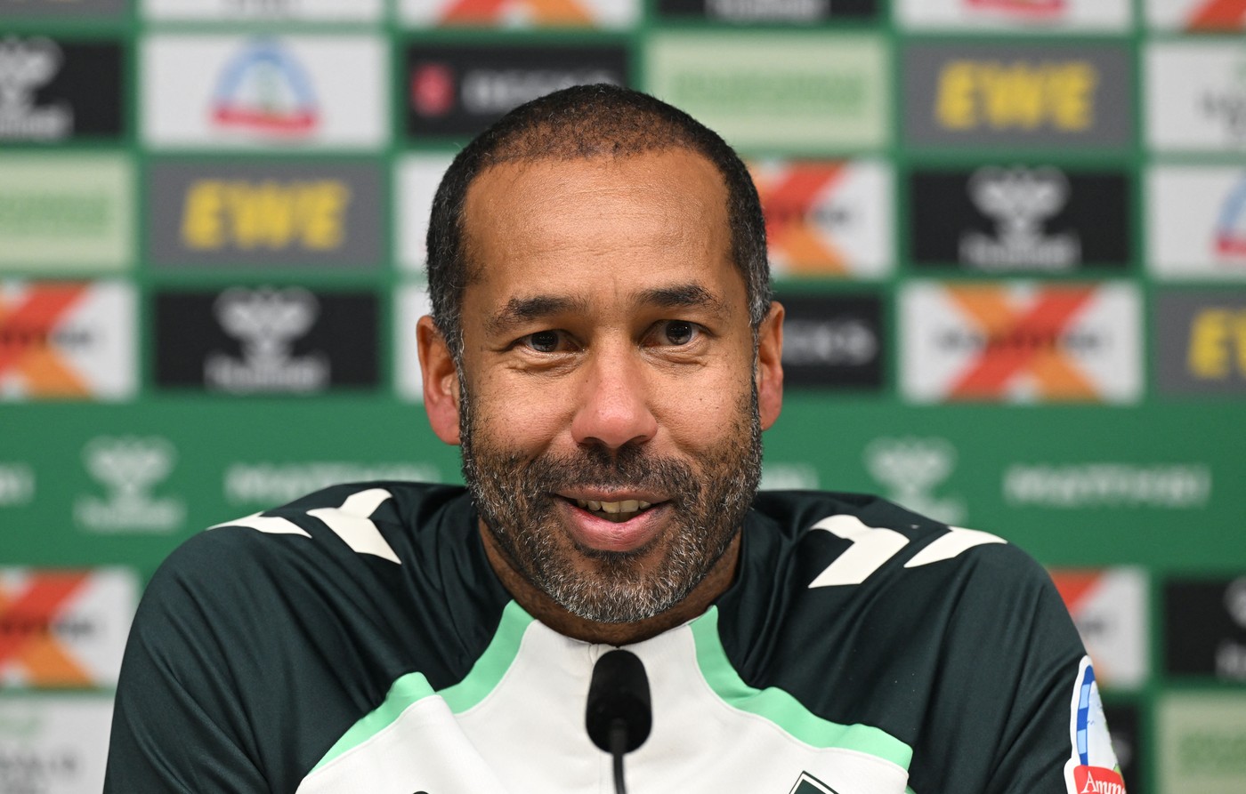 Daniel Thioune speaks at a press