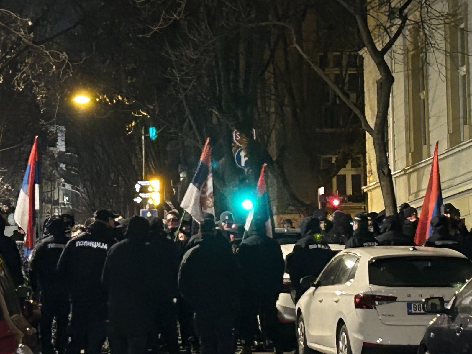 Skupovi antifašista i simpatizera Milana Nedića na istom mestu u Beogradu: Policija razdvaja dve grupe