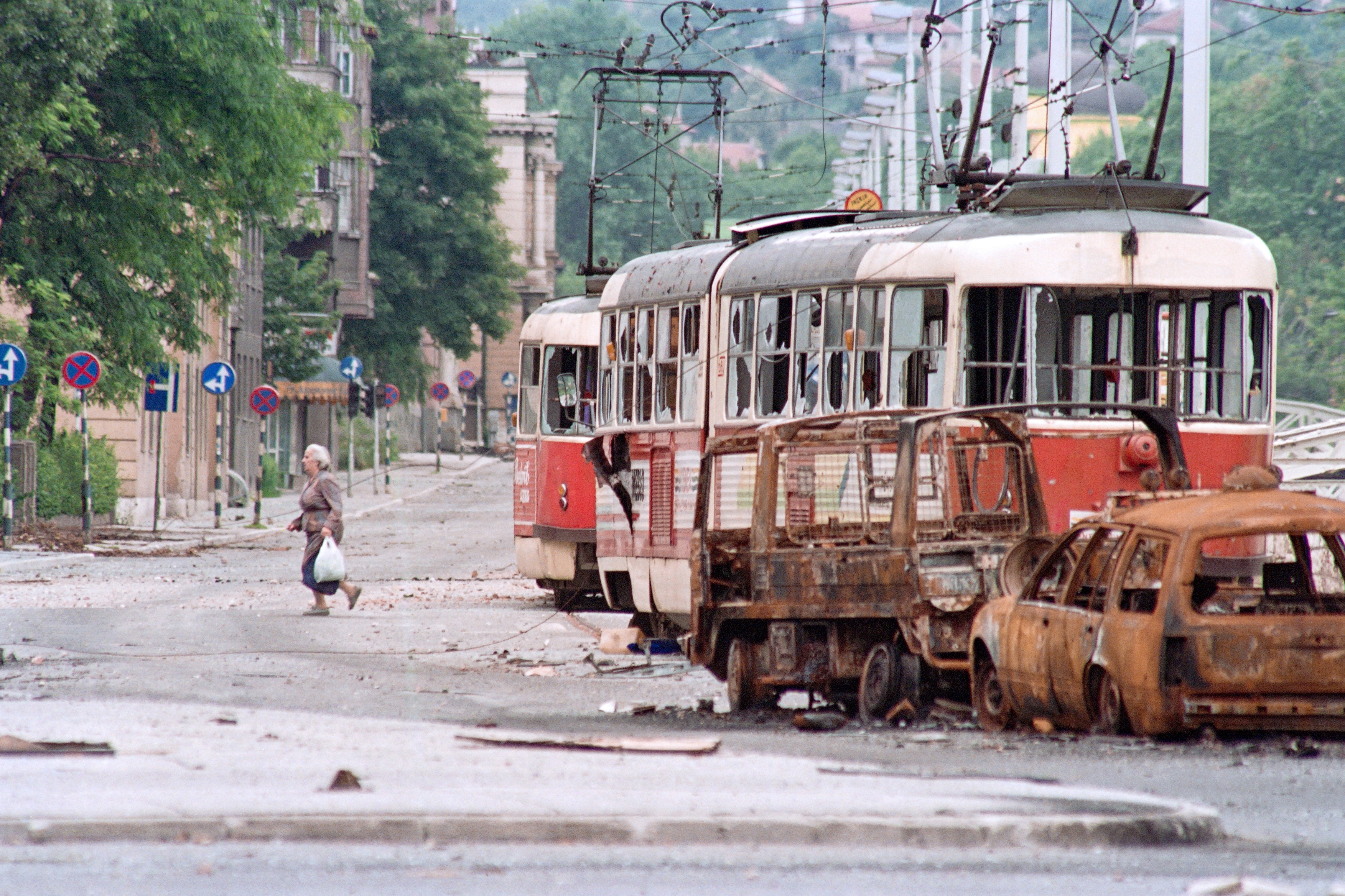 Picture taken on June 25, 1992 at Sarajevo showing an elderly resident taking advantage