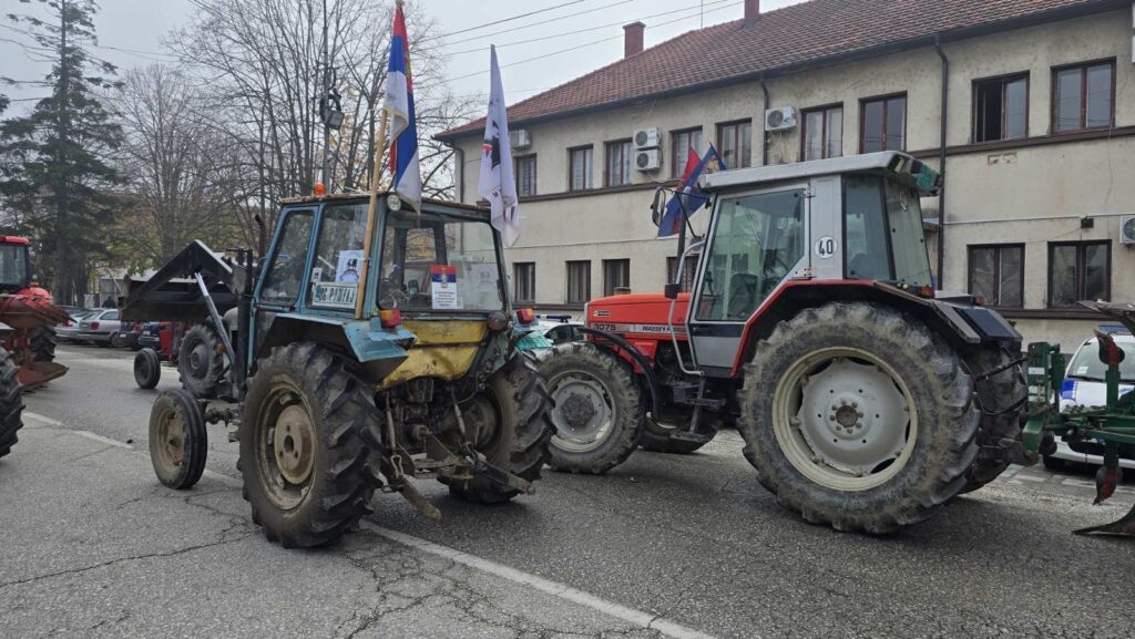 Bogatić, paori blokirali centar Bogatića, blokada opštine, centar Bogatića, opština novembar 2025 Foto: Tv Nova