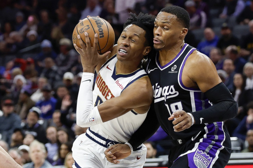 epa12586698 Denver Nuggets guard Peyton Watson (L) and Sacramento Kings guard Russell Westbrook
