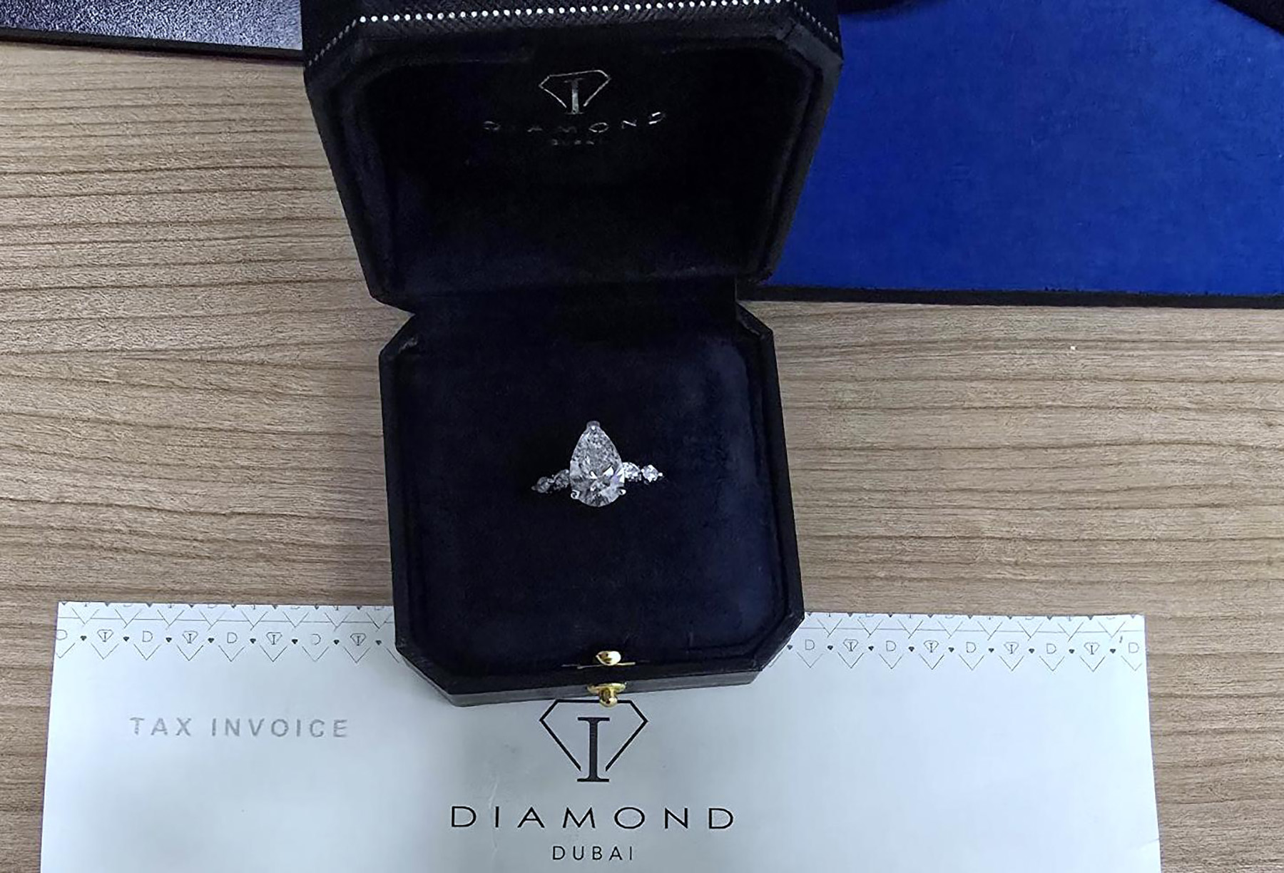 Zaplena dijamanstki prsten  pronadjen u koferu (1).jpg