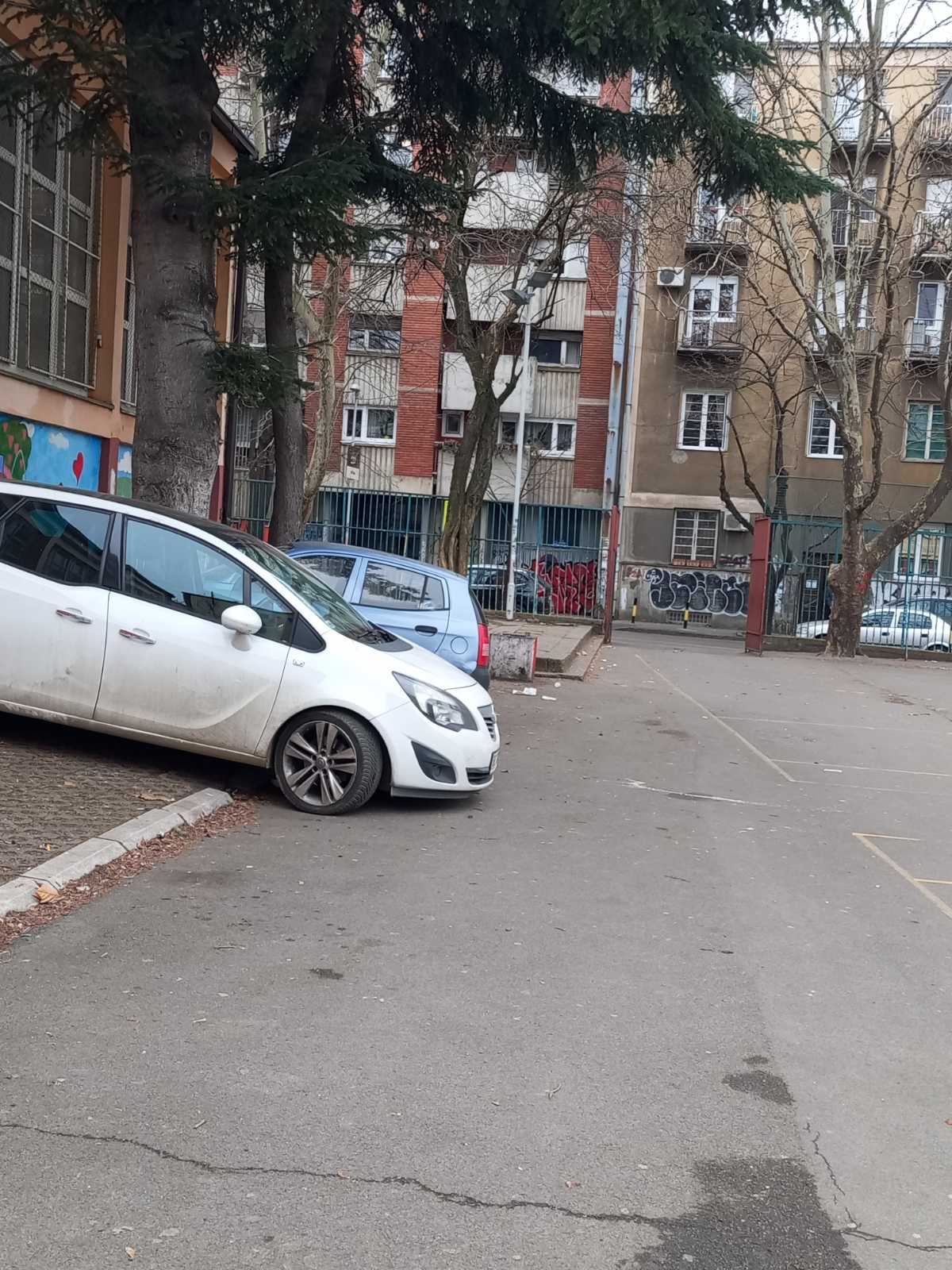 Osnovna škola Starina Novak parking školsko dvorište foto Privatna arhiva (4).jpg