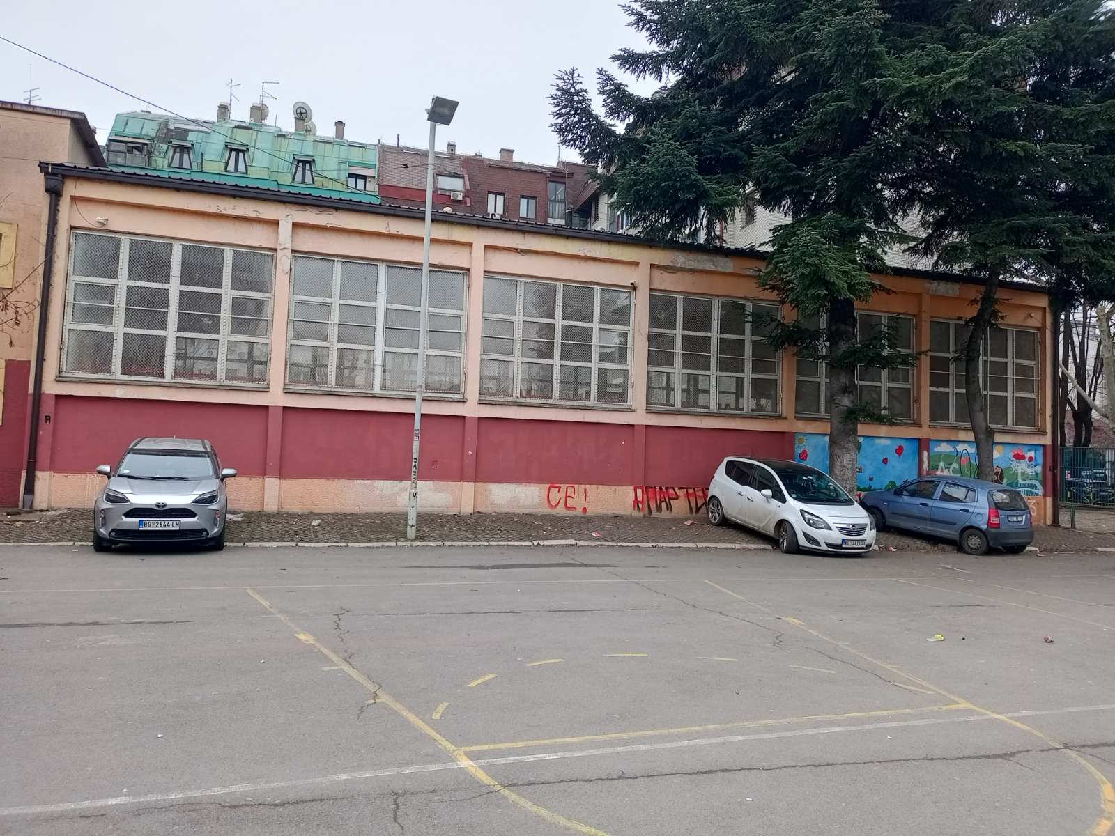 Osnovna škola Starina Novak parking školsko dvorište  foto Privatna arhiva (3).jpg