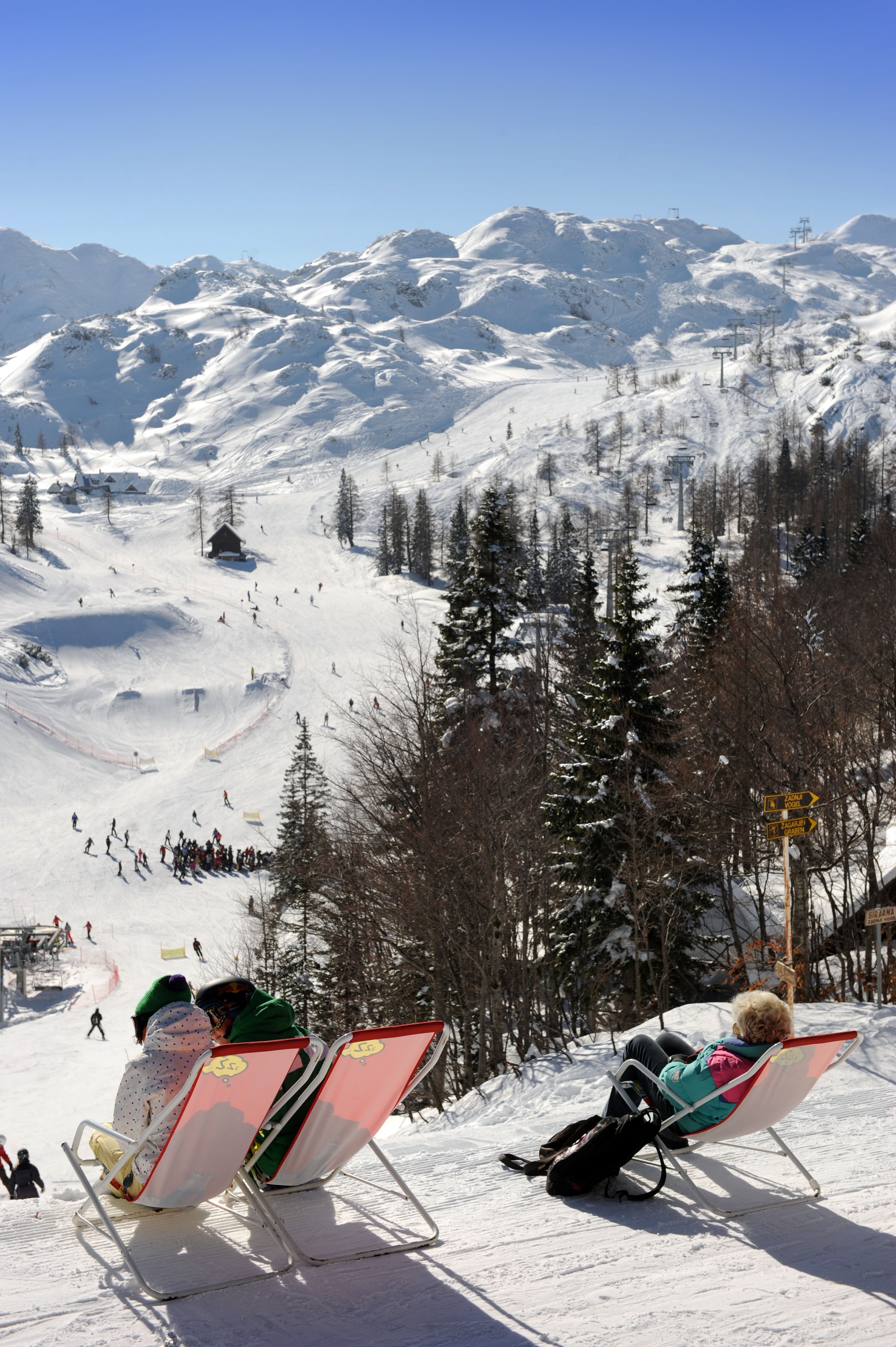 Skiers on loungers at the Vogel Ski Centre in the Triglav National Park of Slovenia,Image: 92820919, License: Rights-managed, Restrictions: , Model Release: no, Credit line: Adrian Sherratt / Alamy / Profimedia