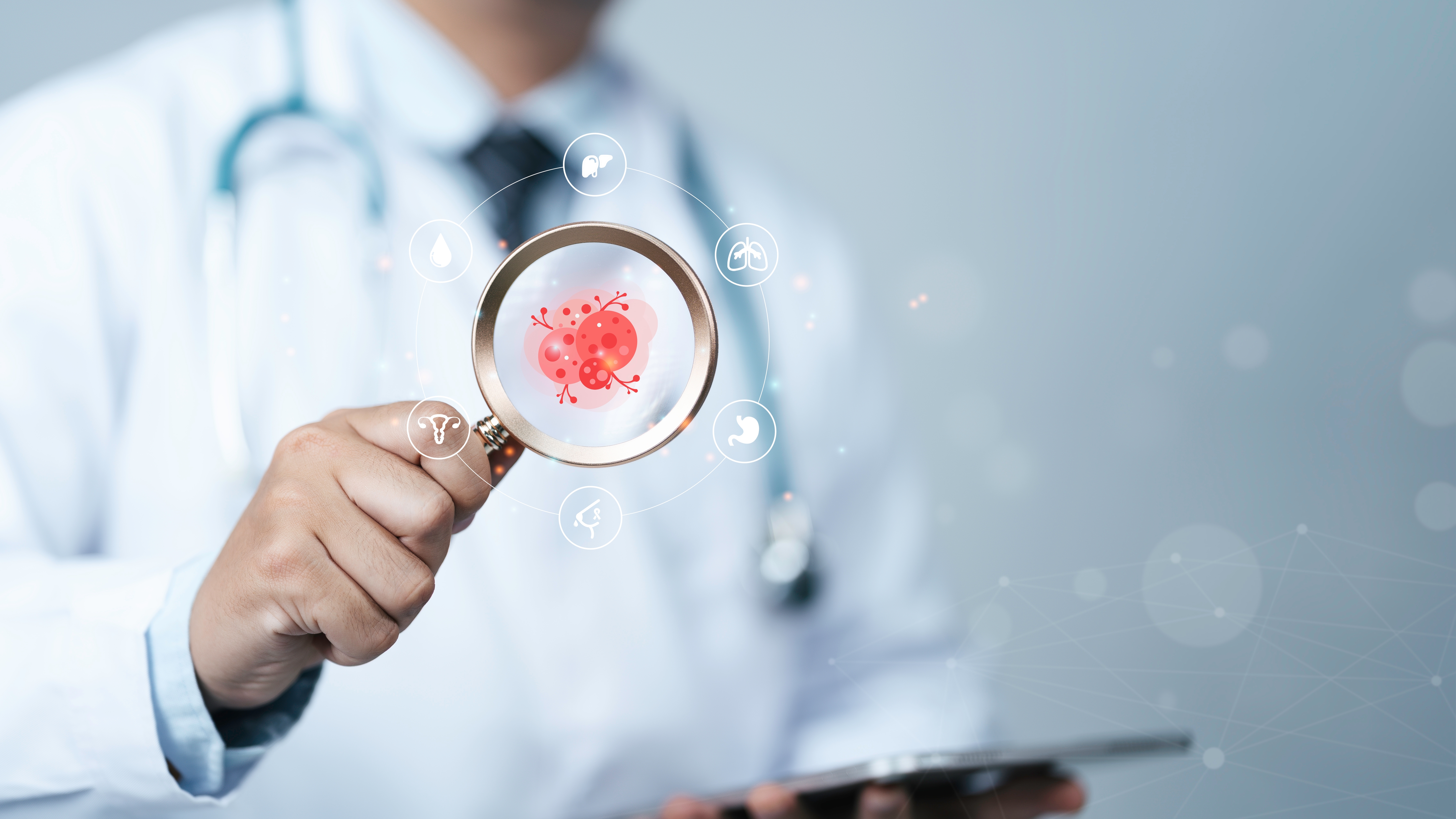 Pokrivalica za obolele od raka, kancer pod mikroskopom, lekovi, injekcije shutterstock_2632896609.jpg