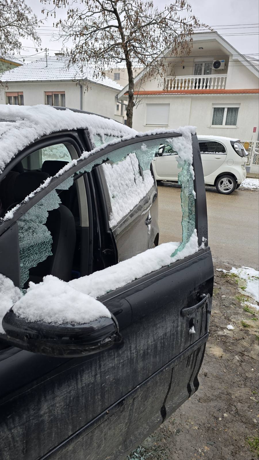 Kragujevčaninu Stevanu Mihailoviću oštetili auto zbog podrške studentima, Stevan Mihailović, oštećen auto1000009090.jpg