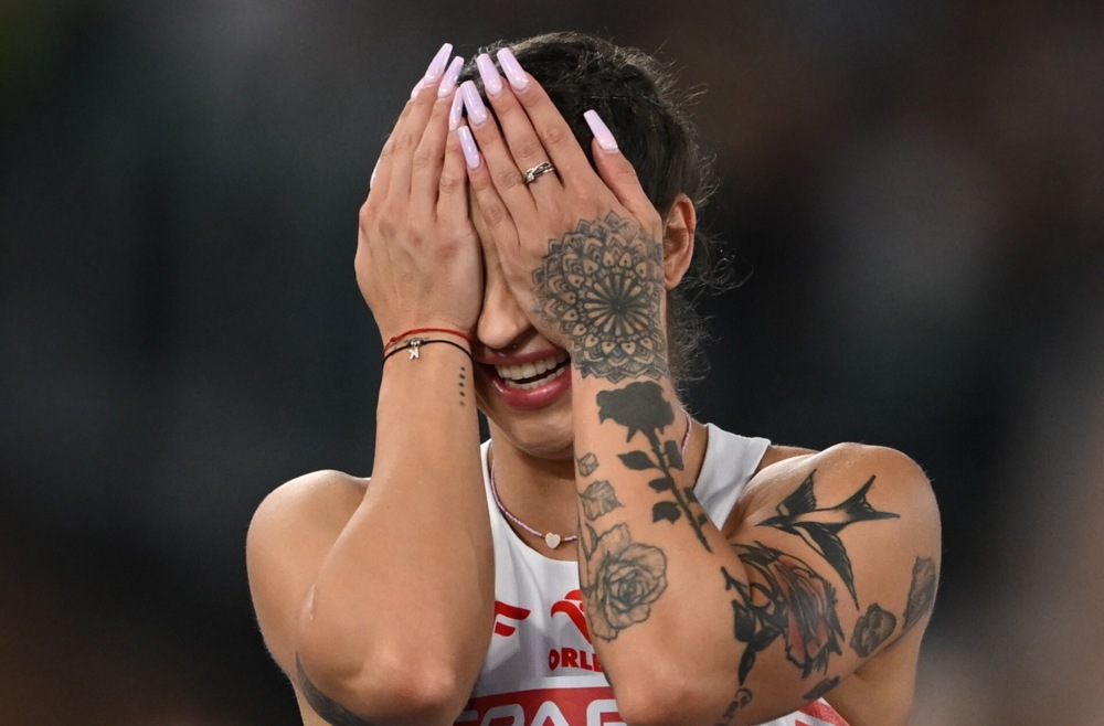 epaselect epa11406835 Ewa Swoboda of Poland reacts after the women's 4x100m Relay