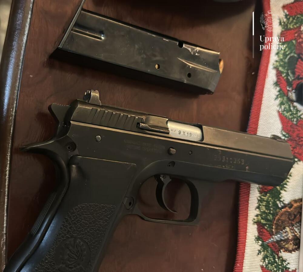 oduzeti pištolj Veselin Vesko Barović foto Uprava Policije (1).jpg