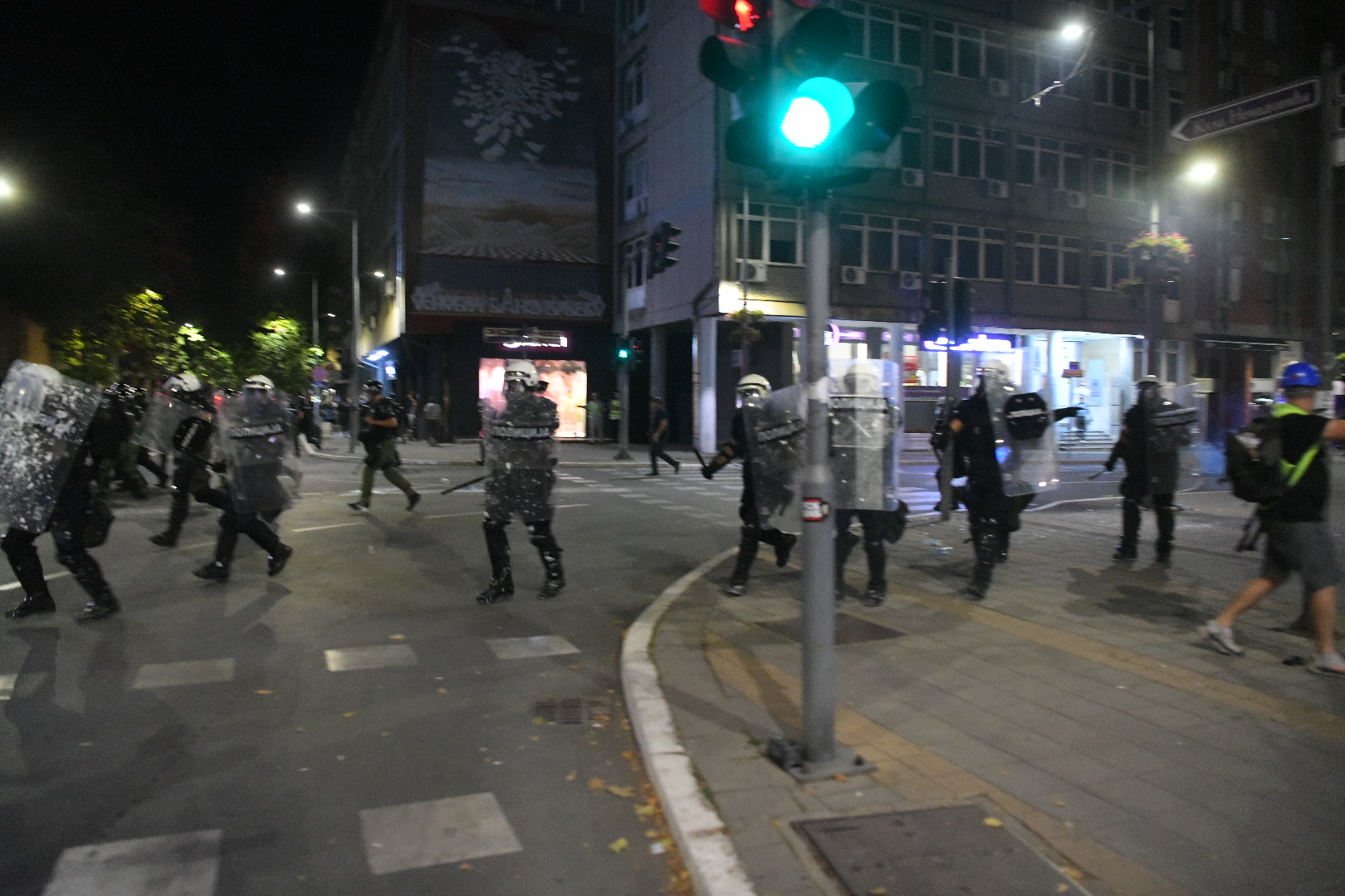 Valjevo 16.08.2025.  Neredi u Valjevu, sukob policije, žandarmerije sa građanima. Protest Srbija se umiriti ne može zbog policijske  brutalnosti, protesti nakon brutalnog nasilja policije nad građanima Foto: Amir Hamzagić/Nova.rs