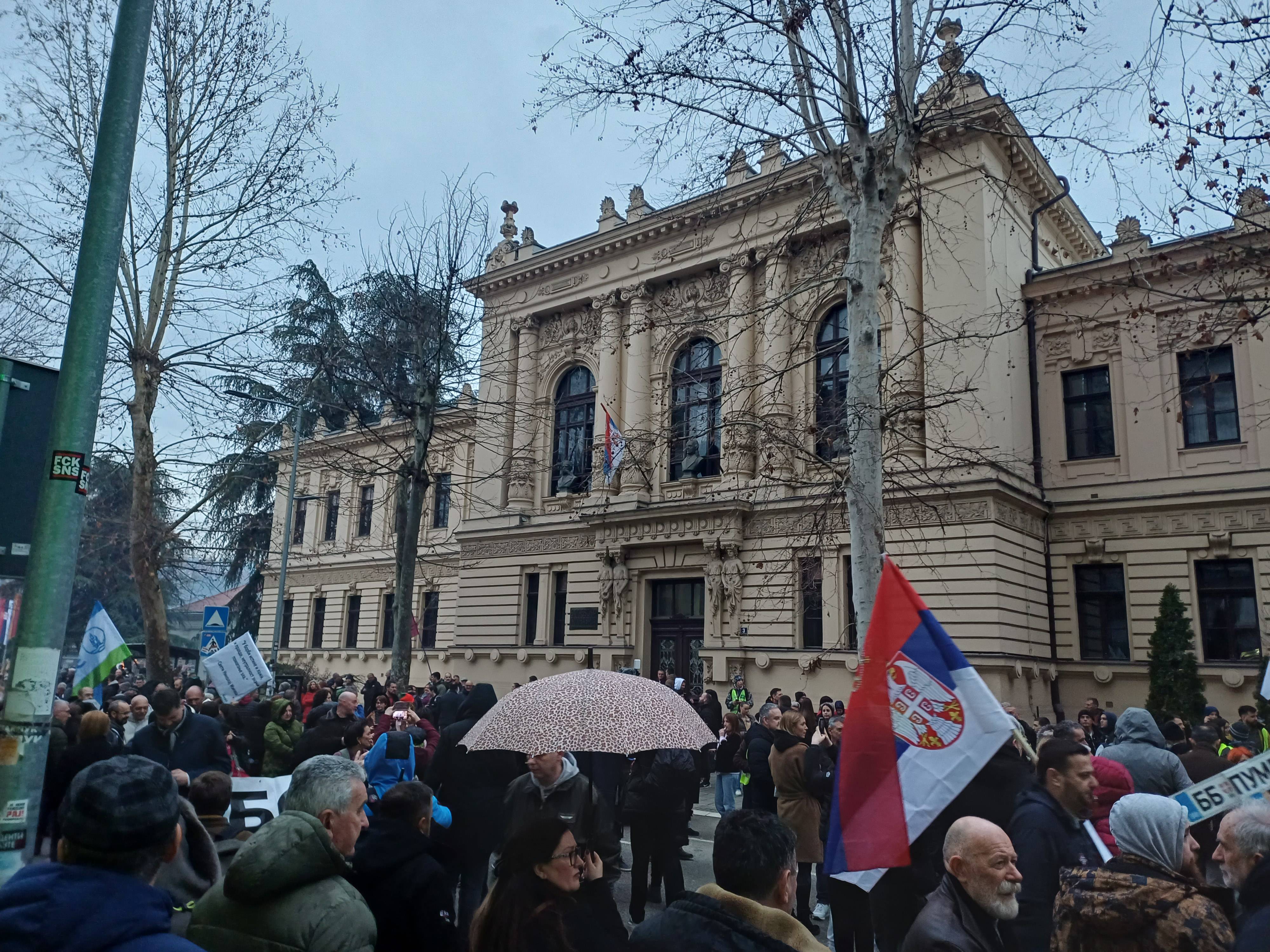 Valjevo, 14.02.2026. - Protest pod nazivom "Valjevo pamti" poceo je danas nesto pre 17 casova ispred Valjevske gimnazije, povodom incidenata sa policijom u tom gradu na demonstracijama koje su odrzane letos.(BRTAPHOTO/Sara Nikolic)