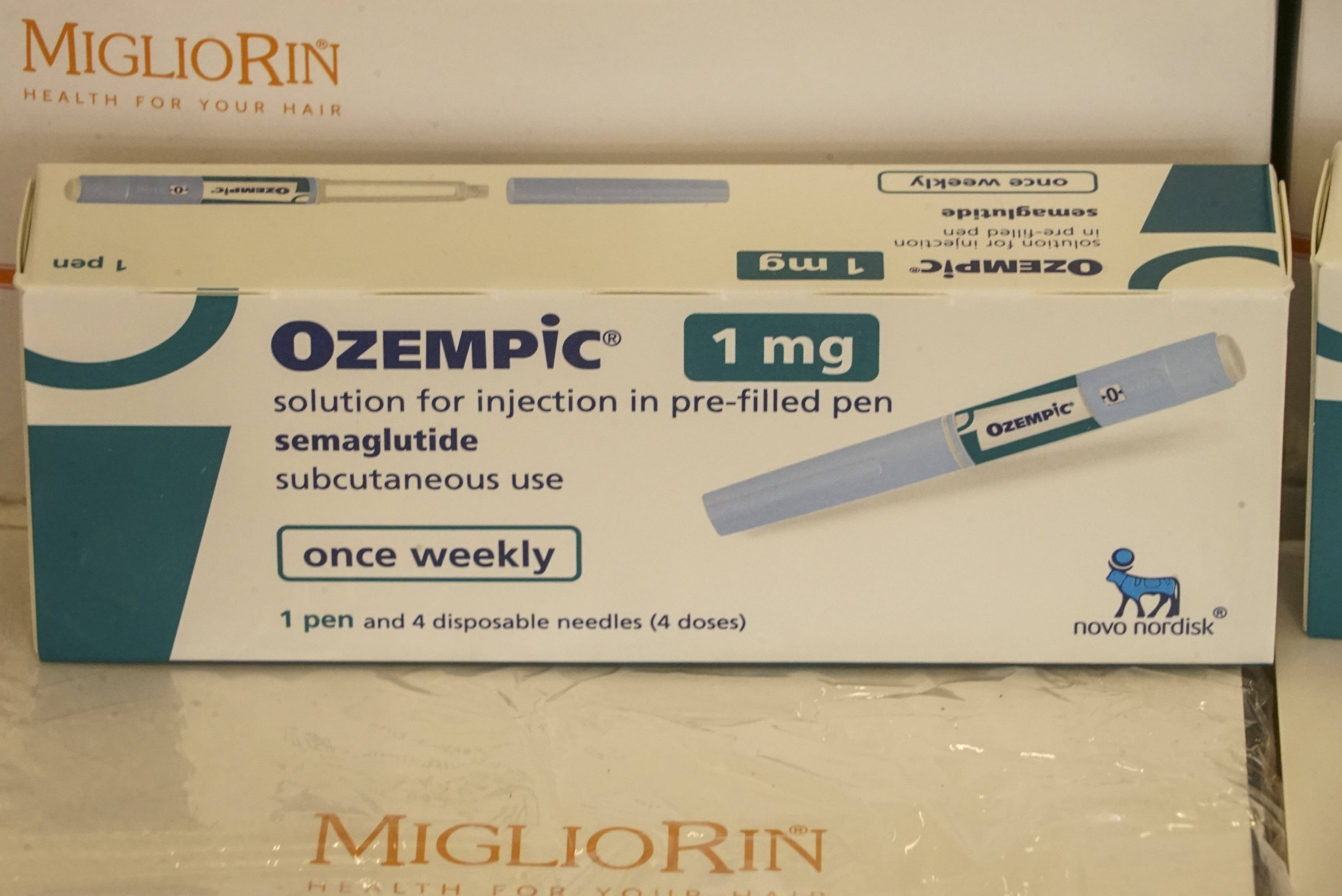 Ozempic Abnehmspritze Verpackung liegt auf einem Tisch waehrend der Zoll Praesentation