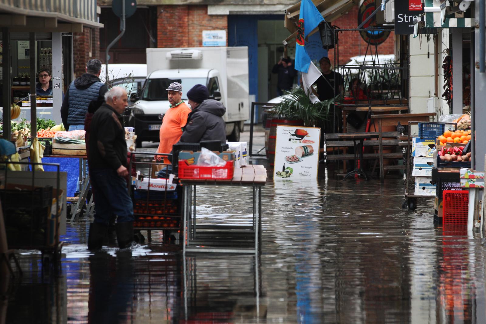 14.02.2026., Rijeka - Dio gradske trznice pod vodom zbog podizanja nivoa mora usljed promjene vremena i okretanja na jugo. Photo: Goran Kovacic/PIXSELL