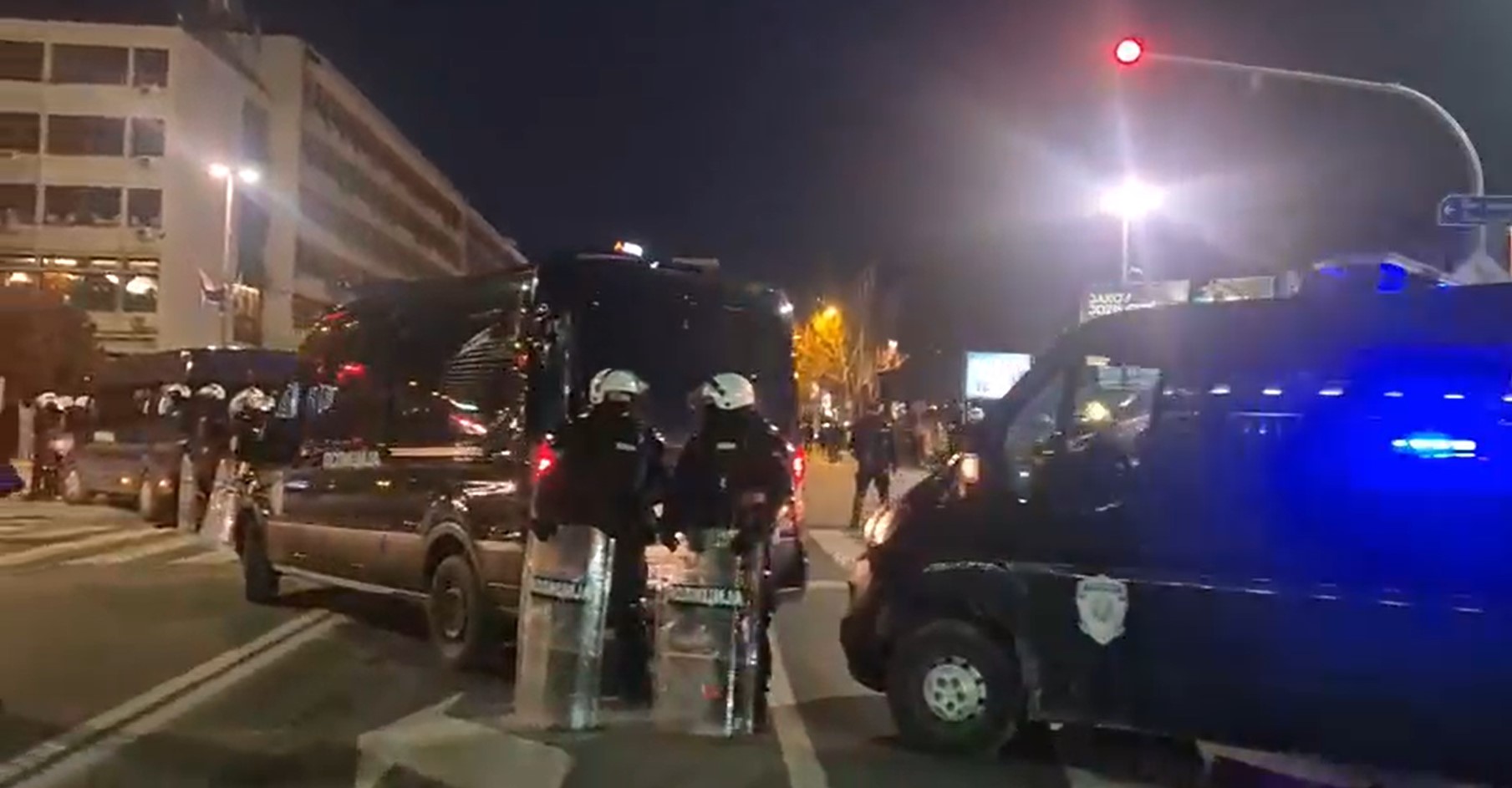 Policija u punoj opremi sprečava Novosađane da priđu zgradi u kojoj se održava svečanost Matice srpske