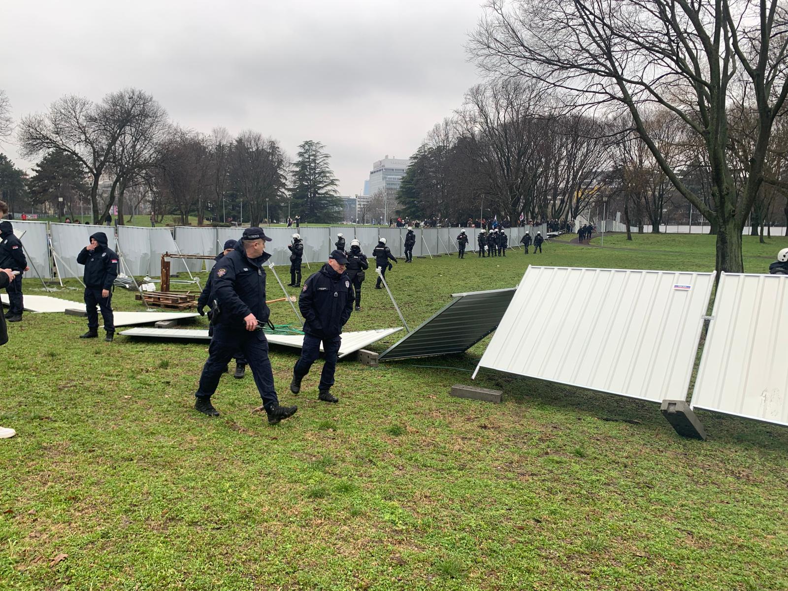 ušće akvarijum ograda građani foto nova rs (3).jpg