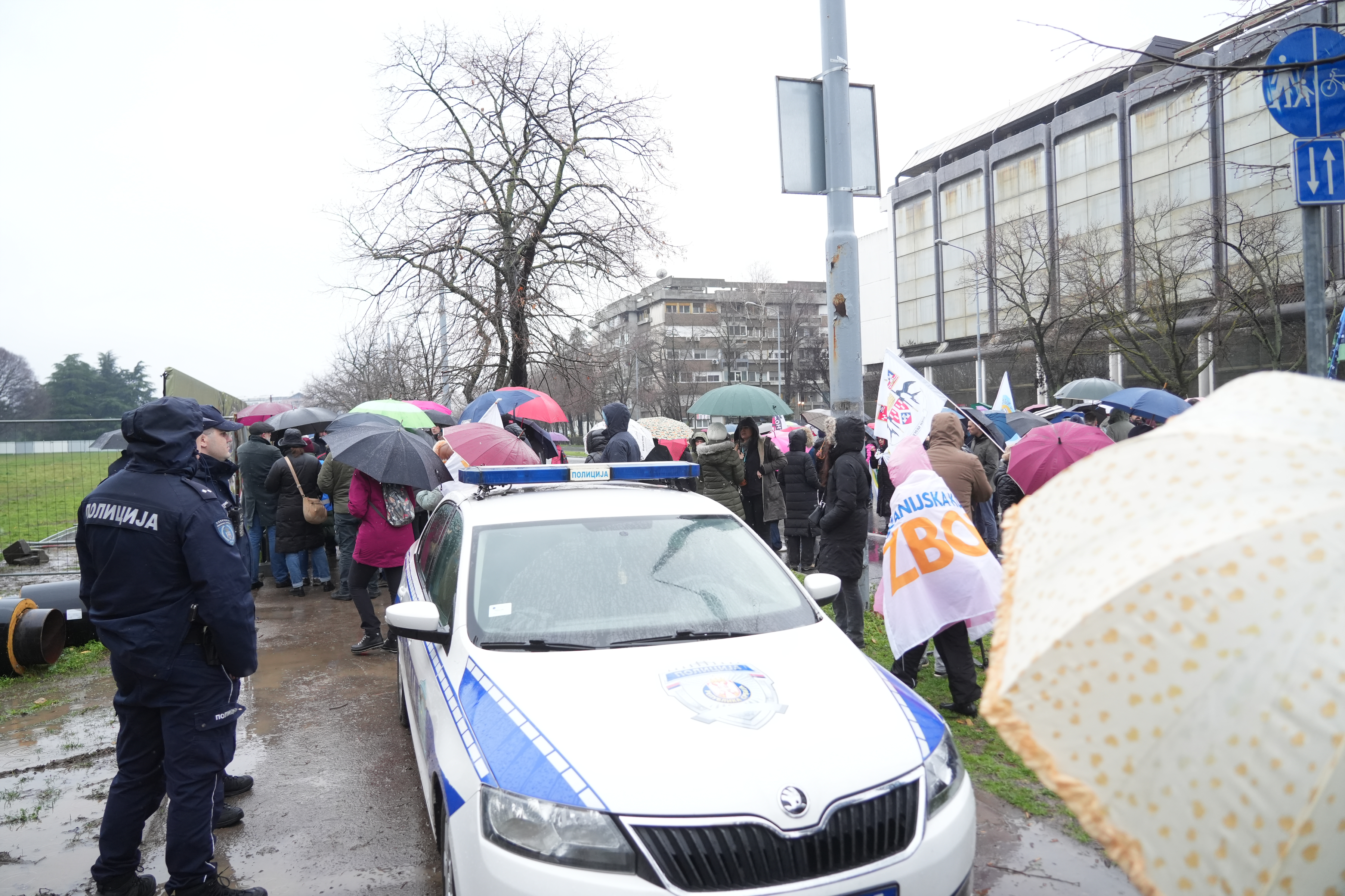 Protest park Ušće akvarijum ograda policija 17022026_0026.JPG