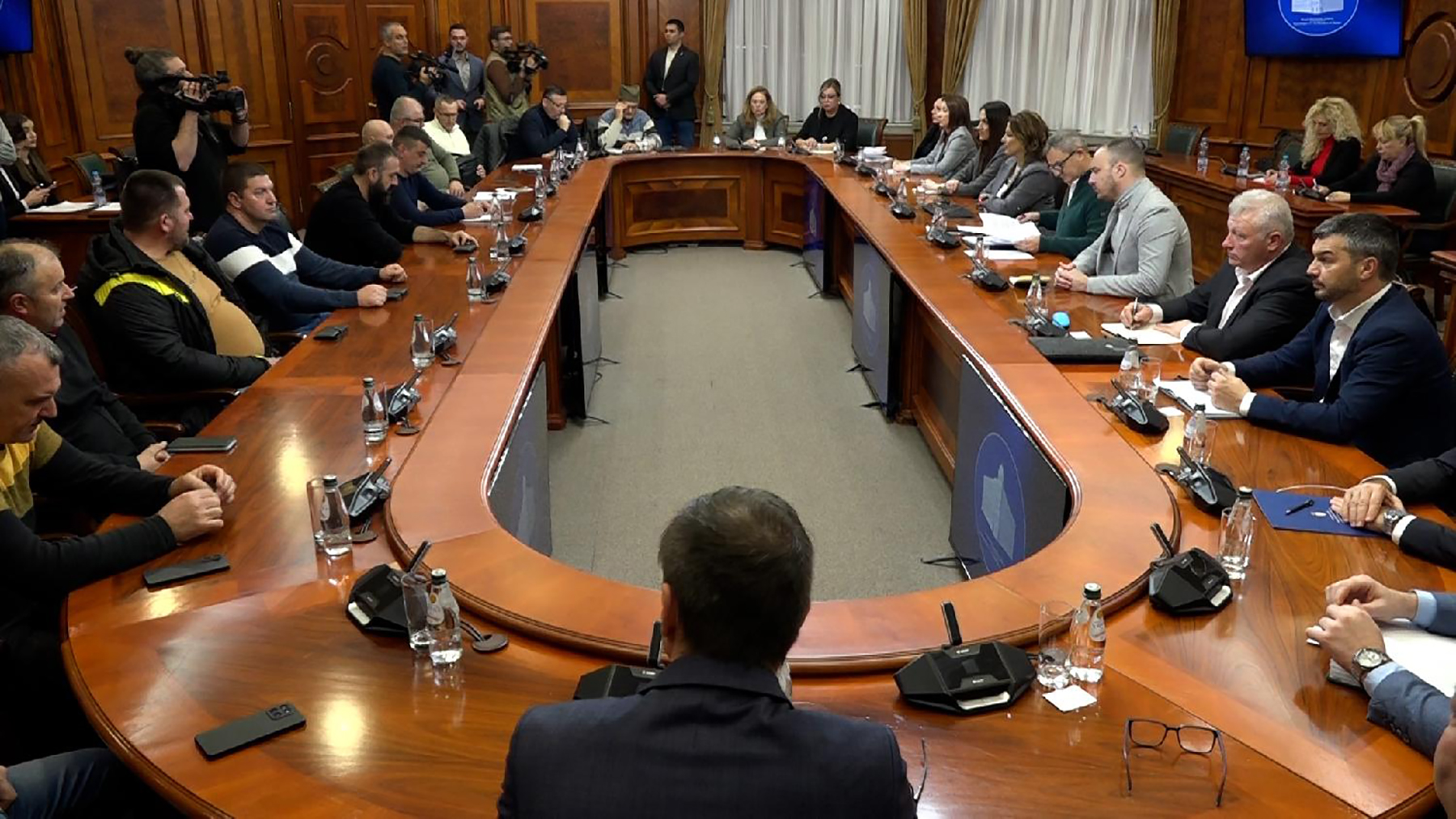Mesto: BeogradDatum: Tue Feb 17 14:26:45 CET 2026Dogadjaj: POLITIKA - Ministar poljoprivrede, šumarstva i vodoprivrede  DraganGlamočić održao je sastanak sa predstavnicima udruženja poljoprivrednikakoja su u protestuIzvor: FoNet