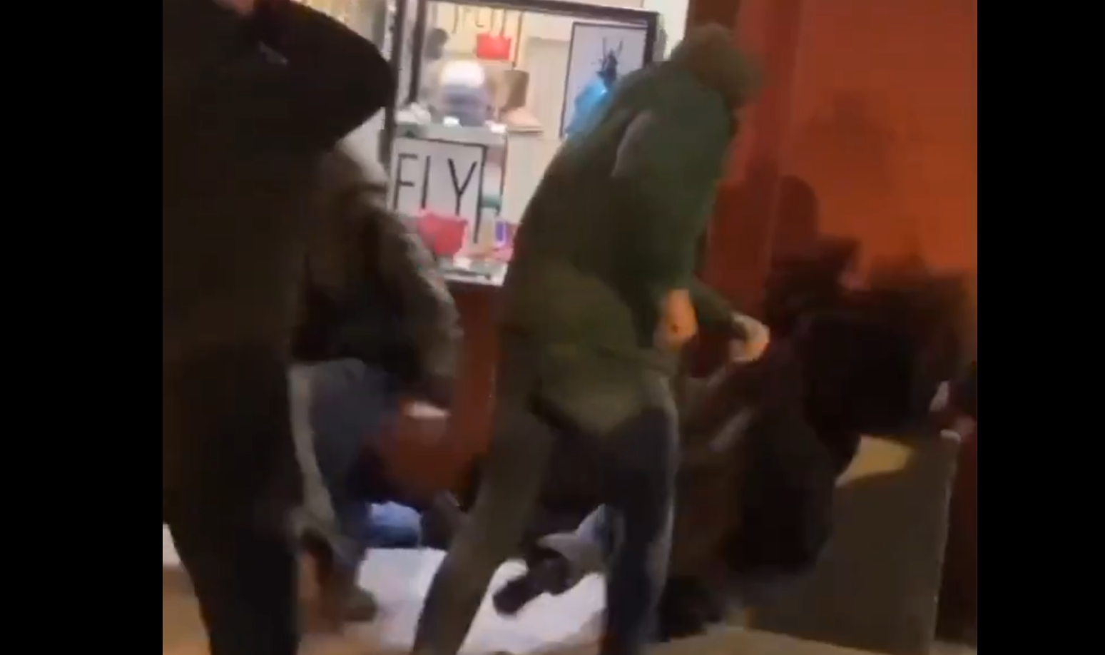 devojka bačena na zid, udario devojku, nasilje ispred snp novi sad