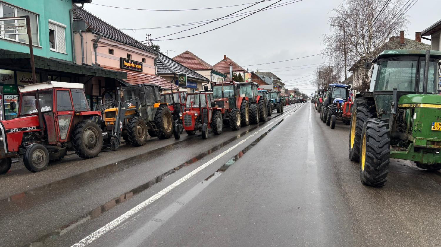 Mesto: MrčajevciDatum: Tue Feb 17 18:11:54 CET 2026Dogadjaj: DRUŠTVO - posle propalih pregvora s minsitro, traktori poljoprvirednika i dalje su na uliciLičnosti:  Izvor: FoNet/Mrčajevci info