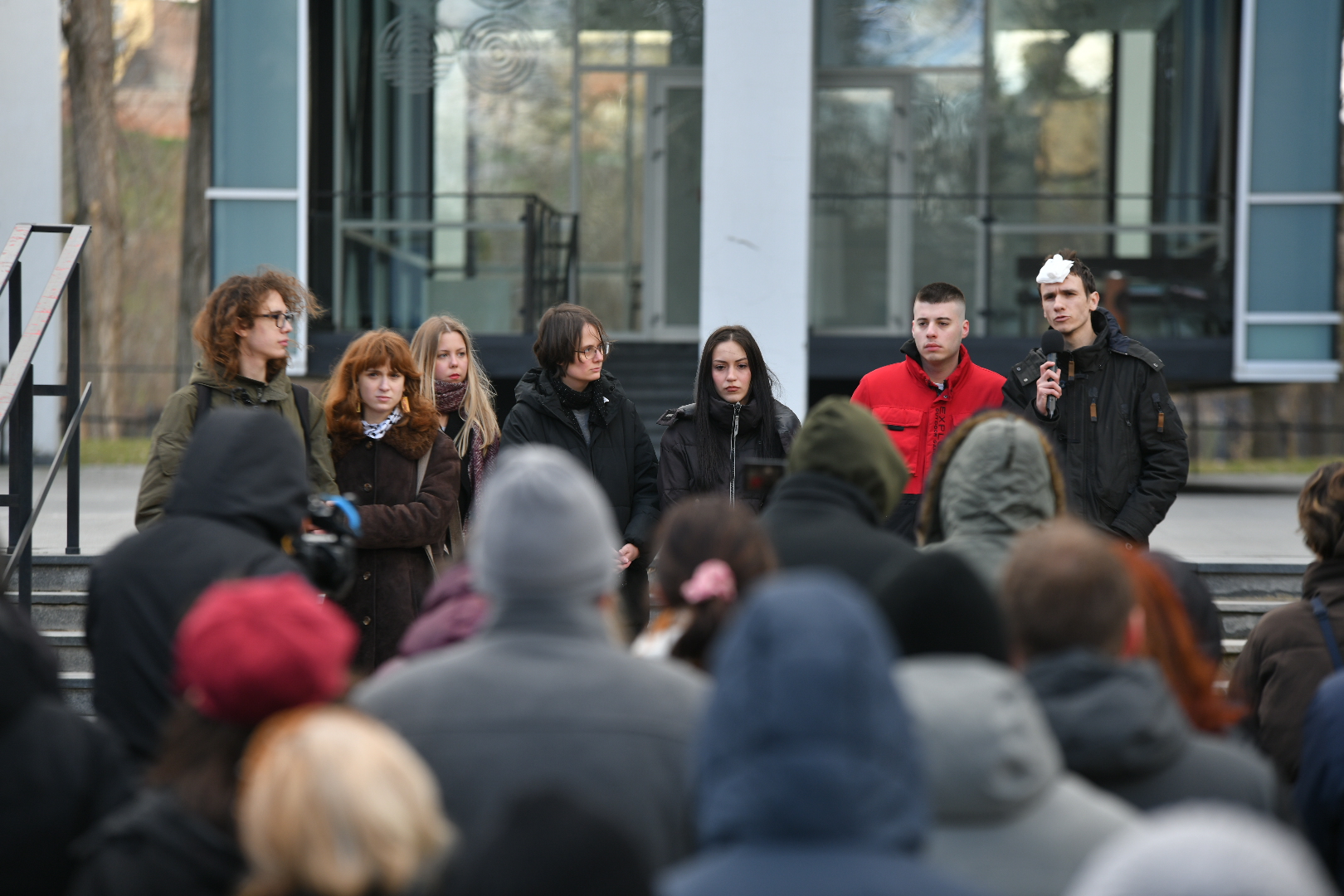 Novi Sad 18. februar 2026. Press pretucenih studenata na protestu ispred SNP-a Foto:Nenad Mihajlović BEZ POTPISA