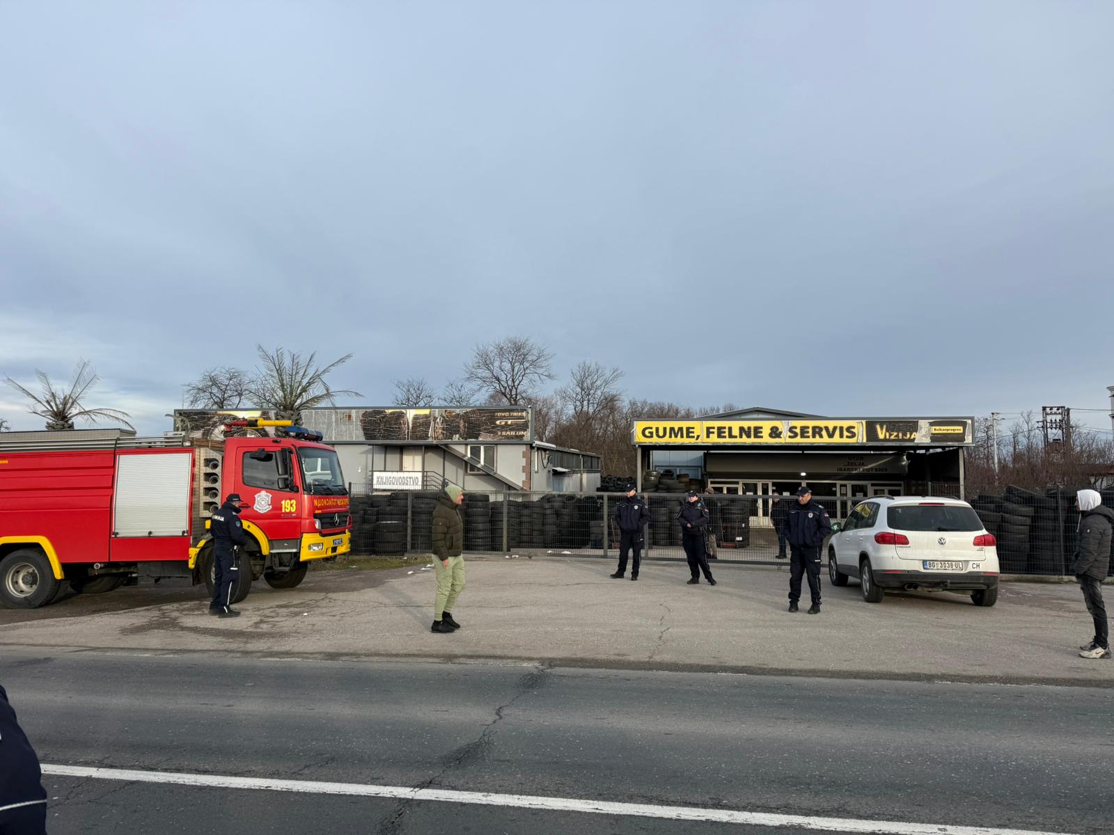 Čovek u Sremčici pretio da će se zapaliti