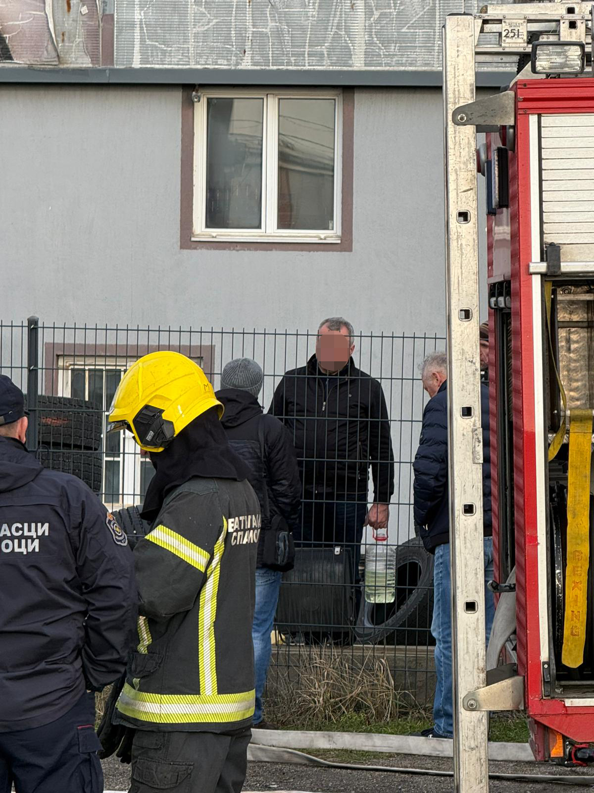 Čovek u Sremčici pretio da će se zapaliti