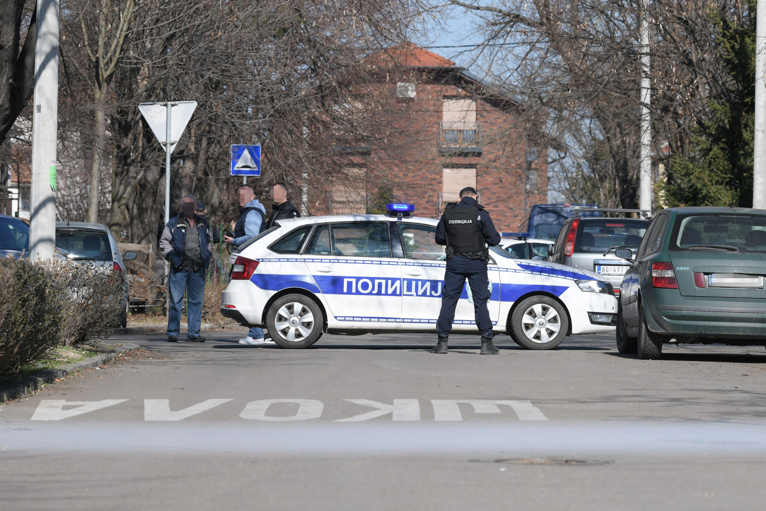 Beograd 17. februar 2024. Zemun ubistvo policija uvidjaj, Kumanovskoj ulici u Zemunu dogodila se upucnjava u kojoj je jedan muškarac ubijen, policajac ledja policijska traka   Foto:Goran Srdanov/Nova.rs