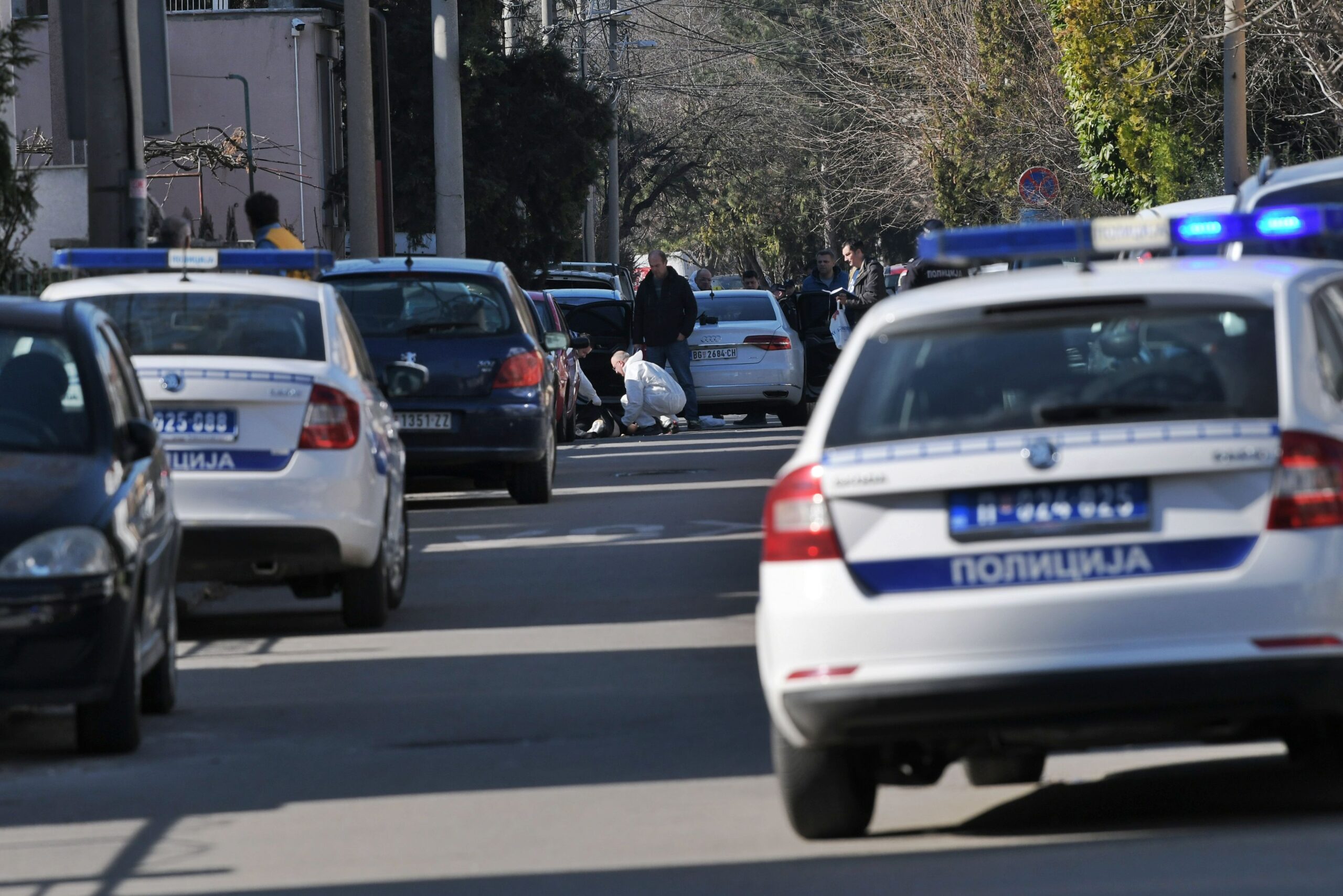 Beograd 17. februar 2024. Zemun ubistvo policija uvidjaj, Kumanovskoj ulici u Zemunu dogodila se upucnjava u kojoj je jedan muškarac ubijen, policajac ledja policijska traka   Foto:Goran Srdanov/Nova.rs