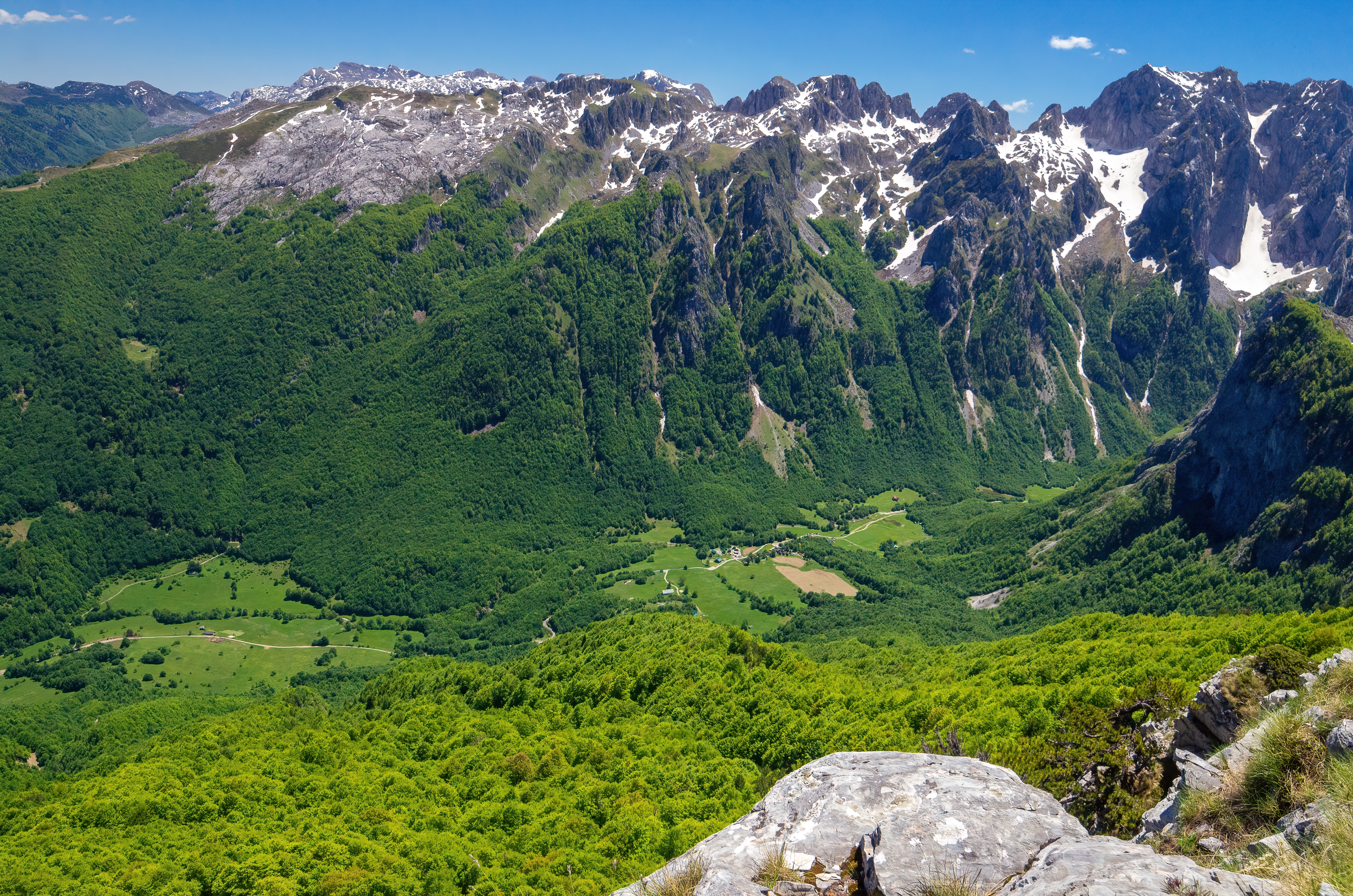 Crna Gora Grebaja shutterstock_2141421153.jpg