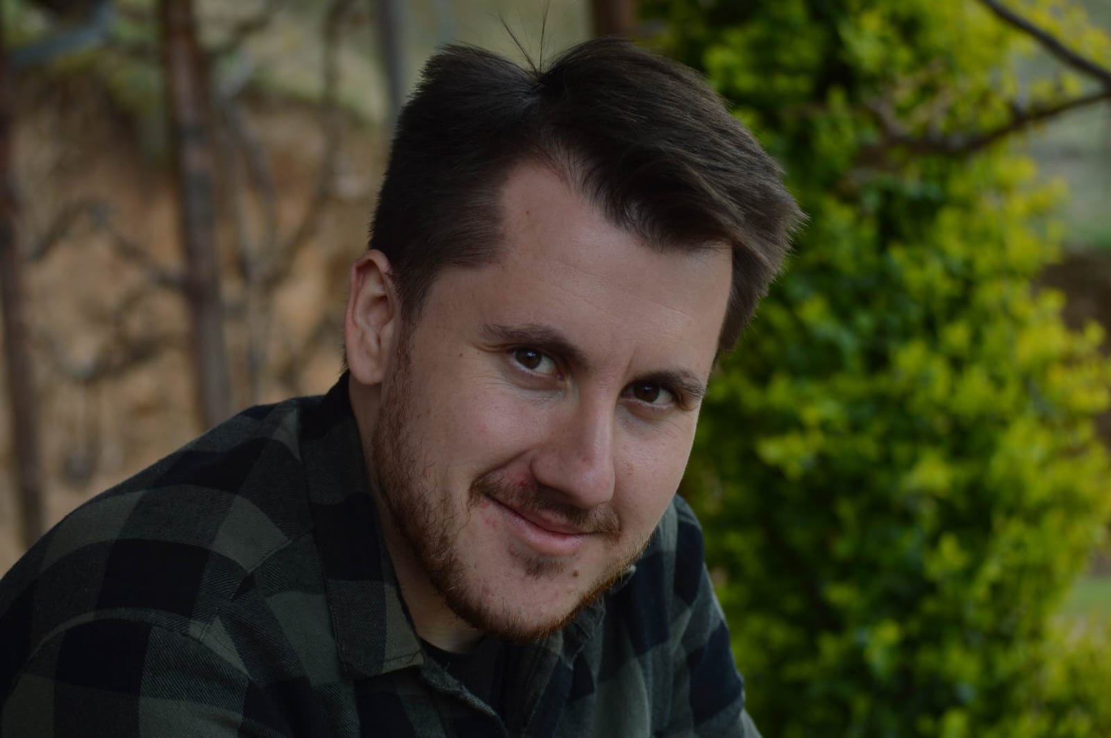 Aforističar Jovan Zafirović, foto Filip Filipović.jpg