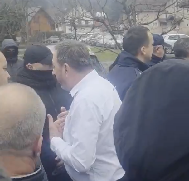 Meštani Guče izašli da odbrane studente od batinaša Screenshot 2026-02-21 205611.png