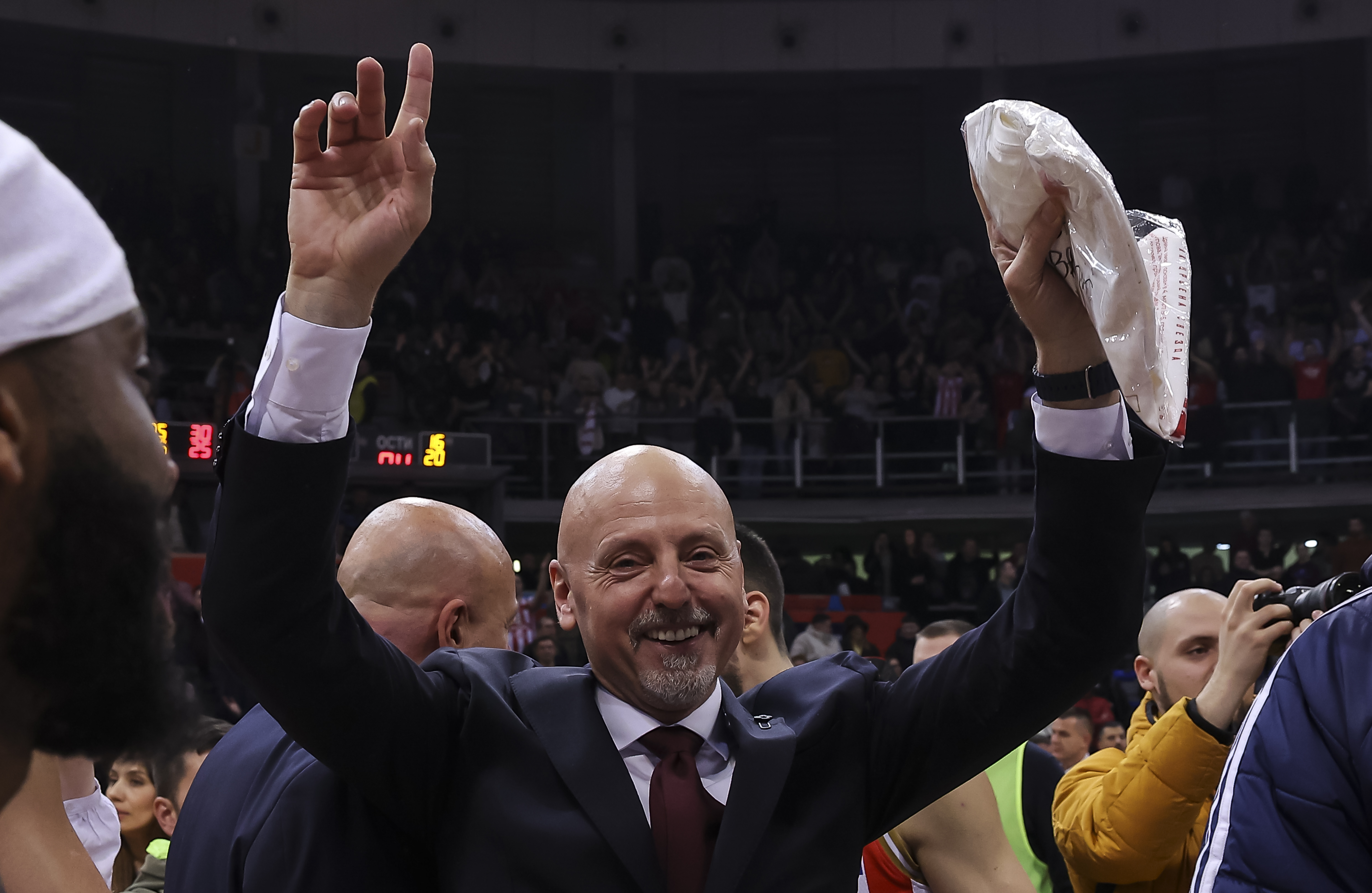 Saša Obradović proslavlja prvi trofej sa Crvenom zvezdom u Kupu Radivoja Koraća