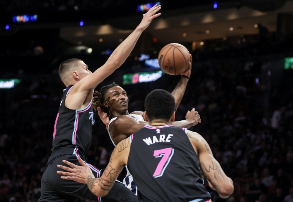 epa12767553 Memphis Grizzlies guard Javon Small (C)