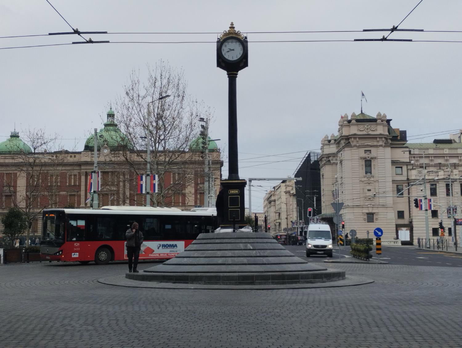 Mesto: BeogradDatum: Sun Feb 22 11:52:49 CET 2026Dogadjaj: INFRASTRUKTURA - na beogradskom Trgu republike, u sredini kružnog toka, tokom noći postavljen je "Beogradski sat", a u postamentu je reljefno ispisano 2026Fotoreporter: Velimir IlićIzvor: FoNet