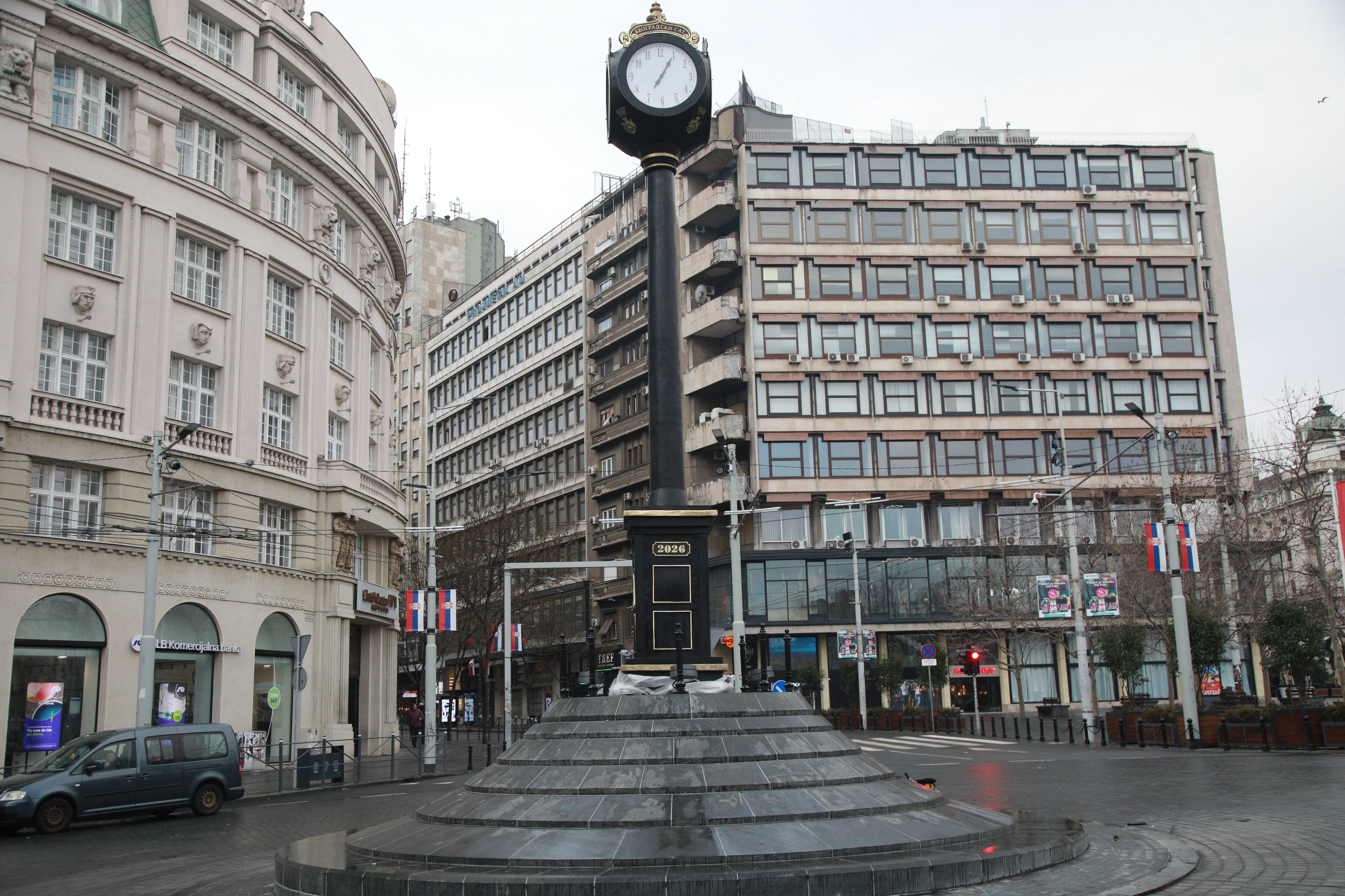 Beograd, 22.02.2026. - U beogradu je rano jutros na kruznom toku na Trgu Republike postavljen sat. (BETAPHOTO/MILOS MISKOV)
