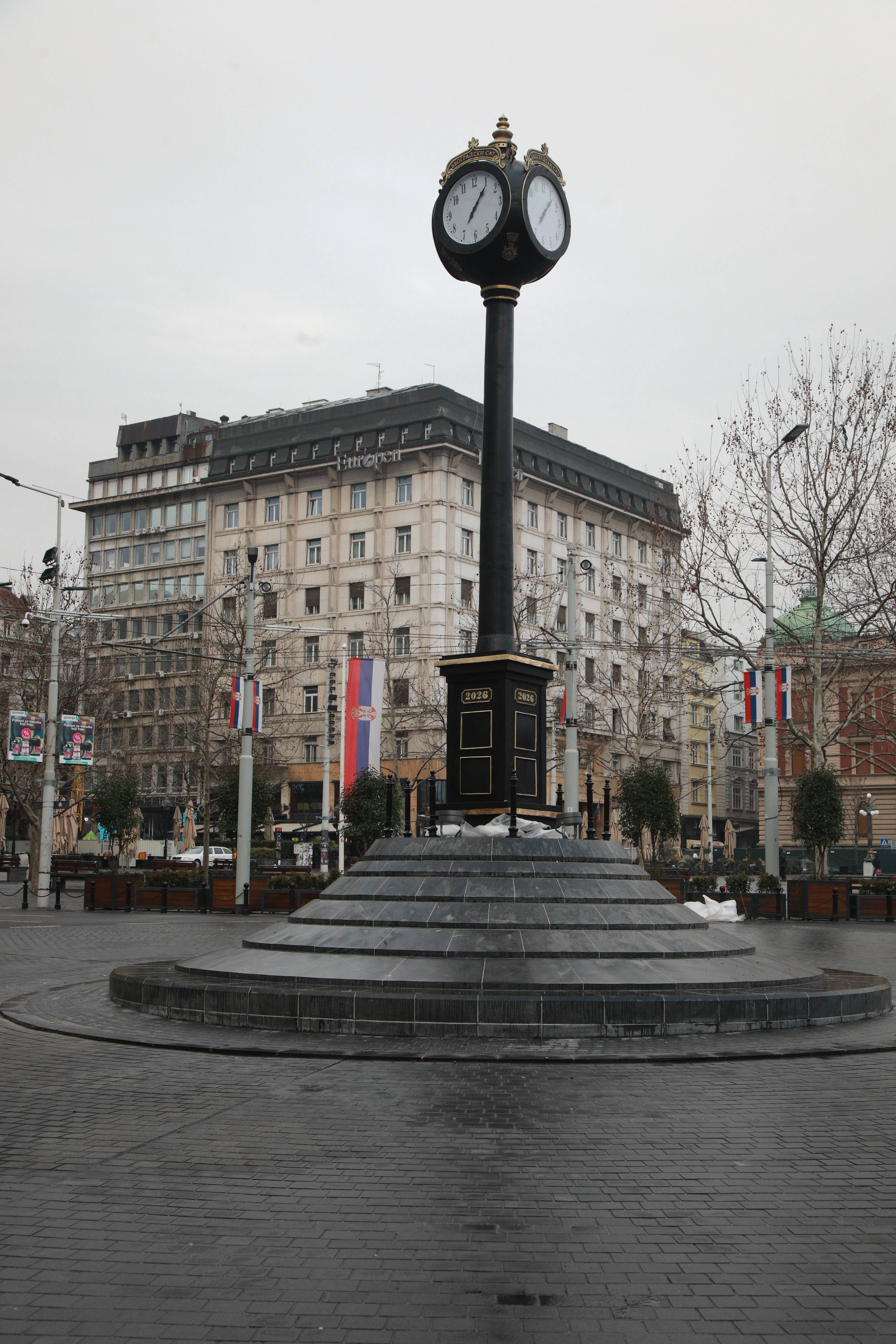 Beograd, 22.02.2026. - U beogradu je rano jutros na kruznom toku na Trgu Republike postavljen sat. (BETAPHOTO/MILOS MISKOV)