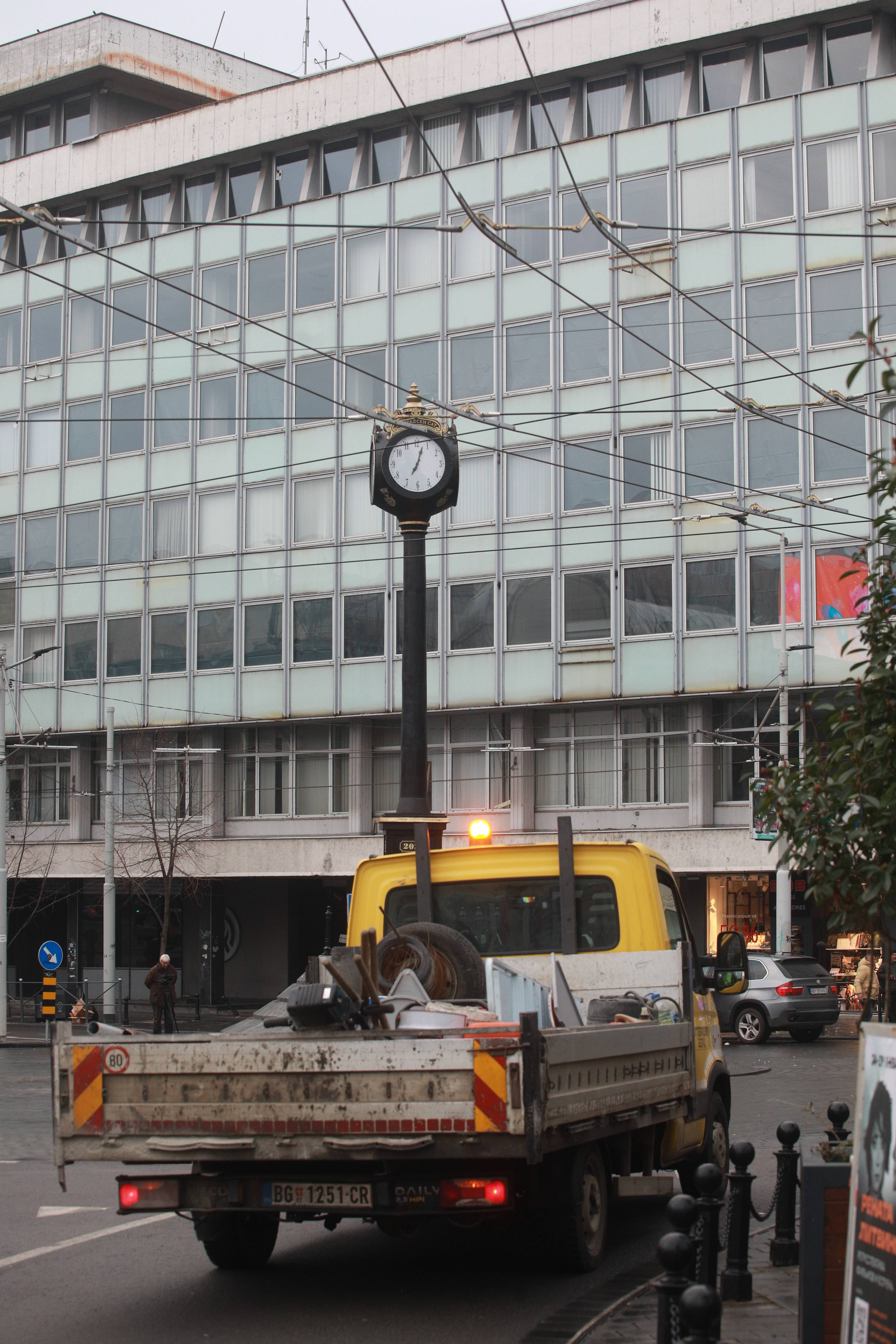 Beograd, 22.02.2026. - U beogradu je rano jutros na kruznom toku na Trgu Republike postavljen sat. (BETAPHOTO/MILOS MISKOV)