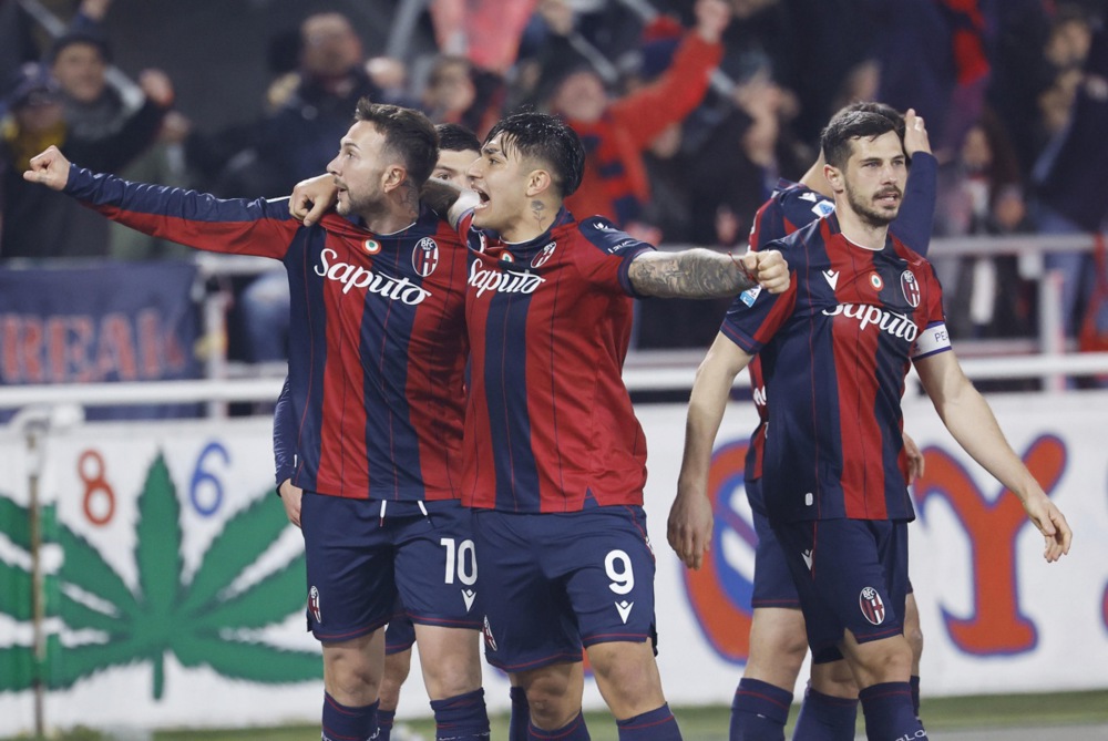 epa12772308 Bologna's Federico Bernardeschi (L)