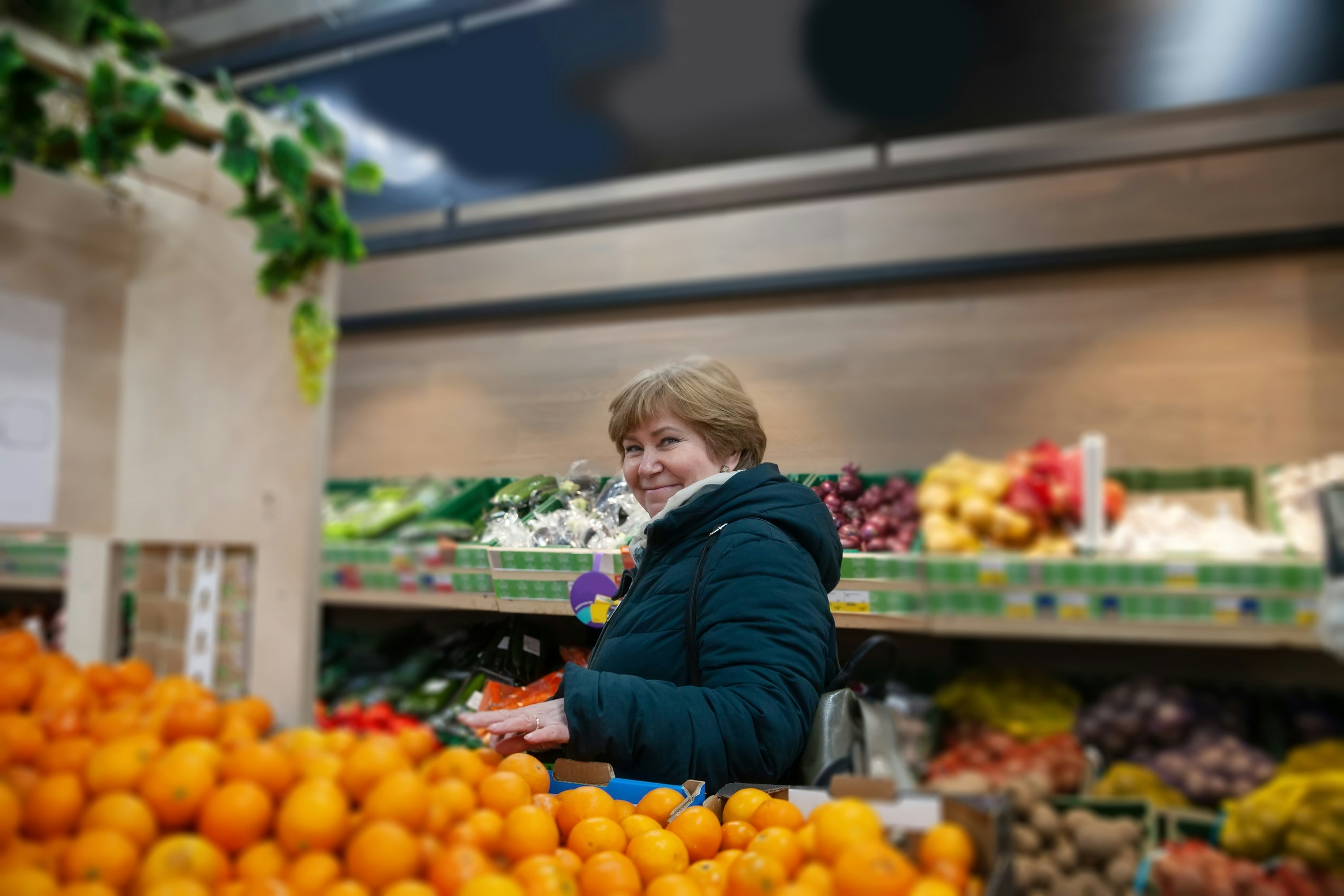Žena u supermarketu (ilustracija)