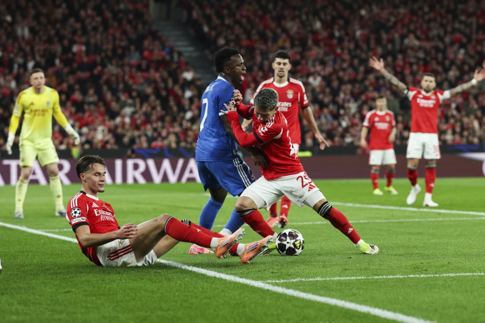 epa12751853 Benfica's Gianluca Prestianni (R)