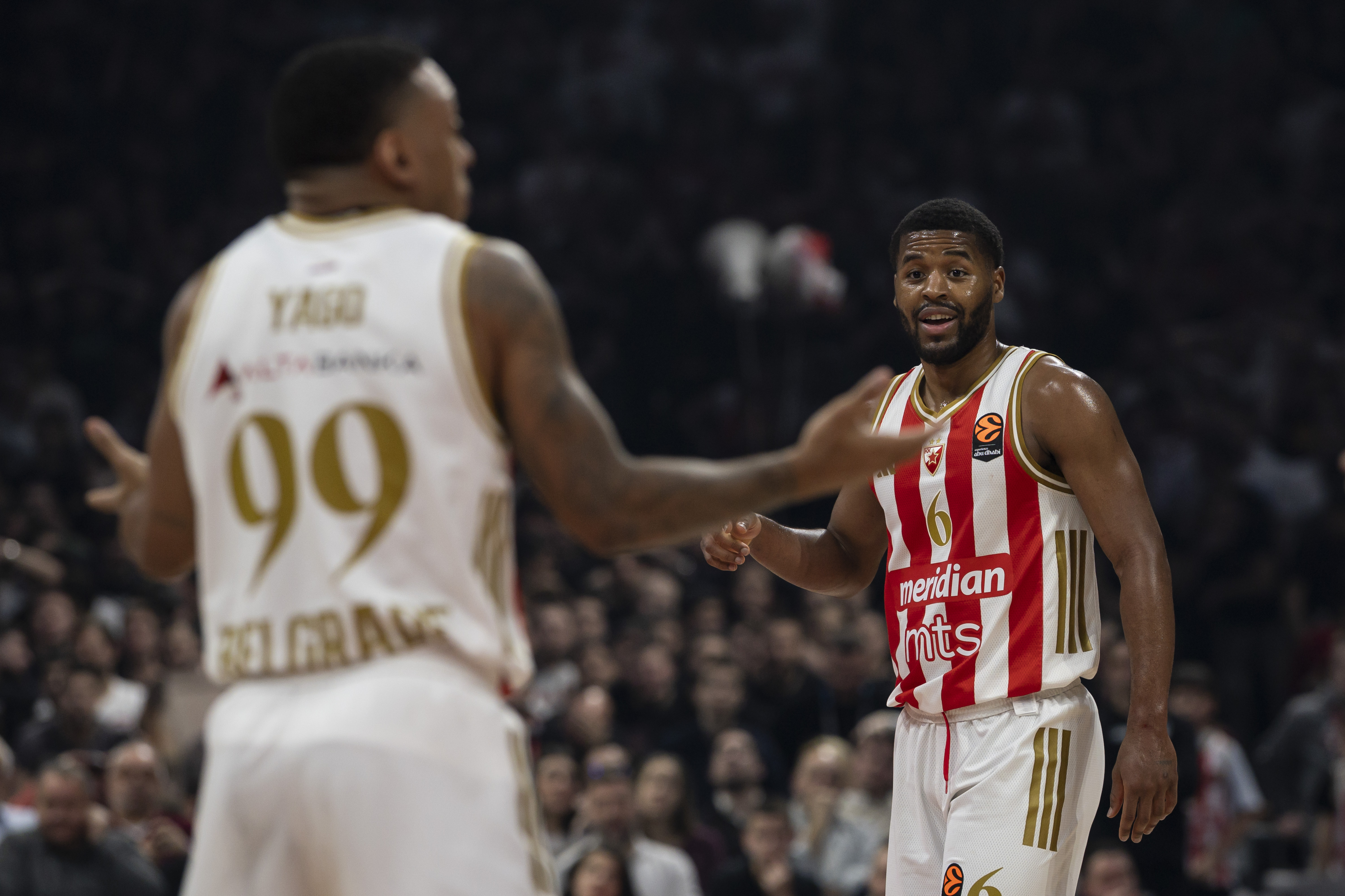 Crvena zvezda - Efes, Jago Dos Santos i Džered Batler