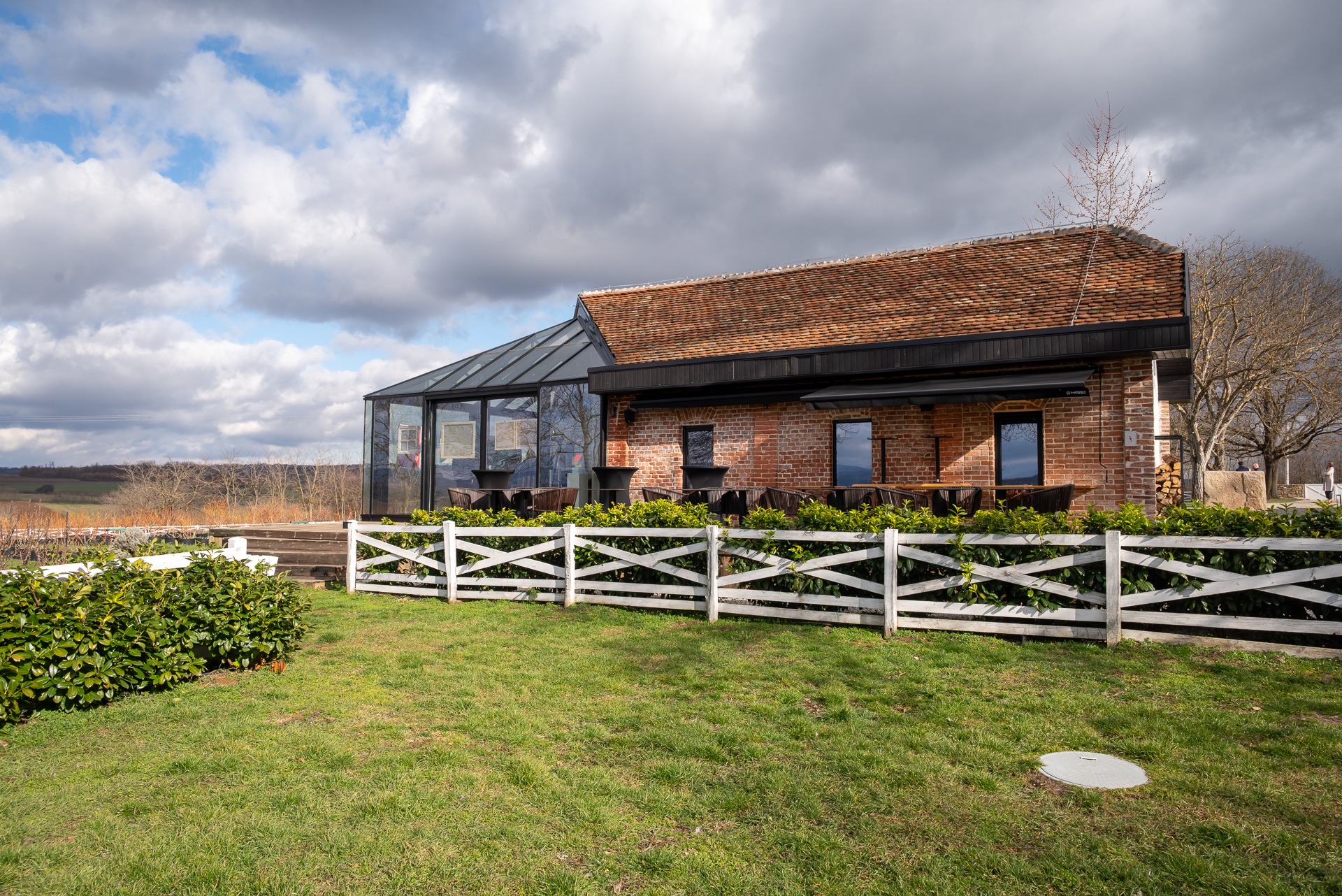 Nevidljivo zajednistvo Galerija Aleksic Mileva Koncept