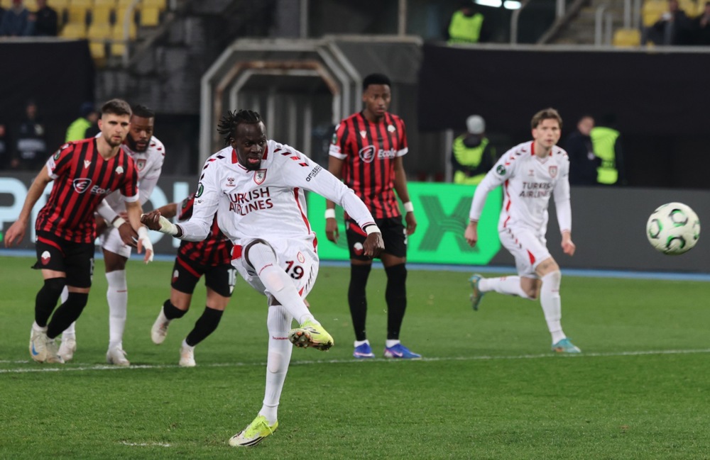 epa12759279 Samsunspor's Cherif Ndiaye misses a penalty kick during the UEFA Conference League play-offs 1st leg match between KF Shkendija and Samsunspor, in Skopje, North Macedonia, 19 February 2026.  EPA/GEORGI LICOVSKI
