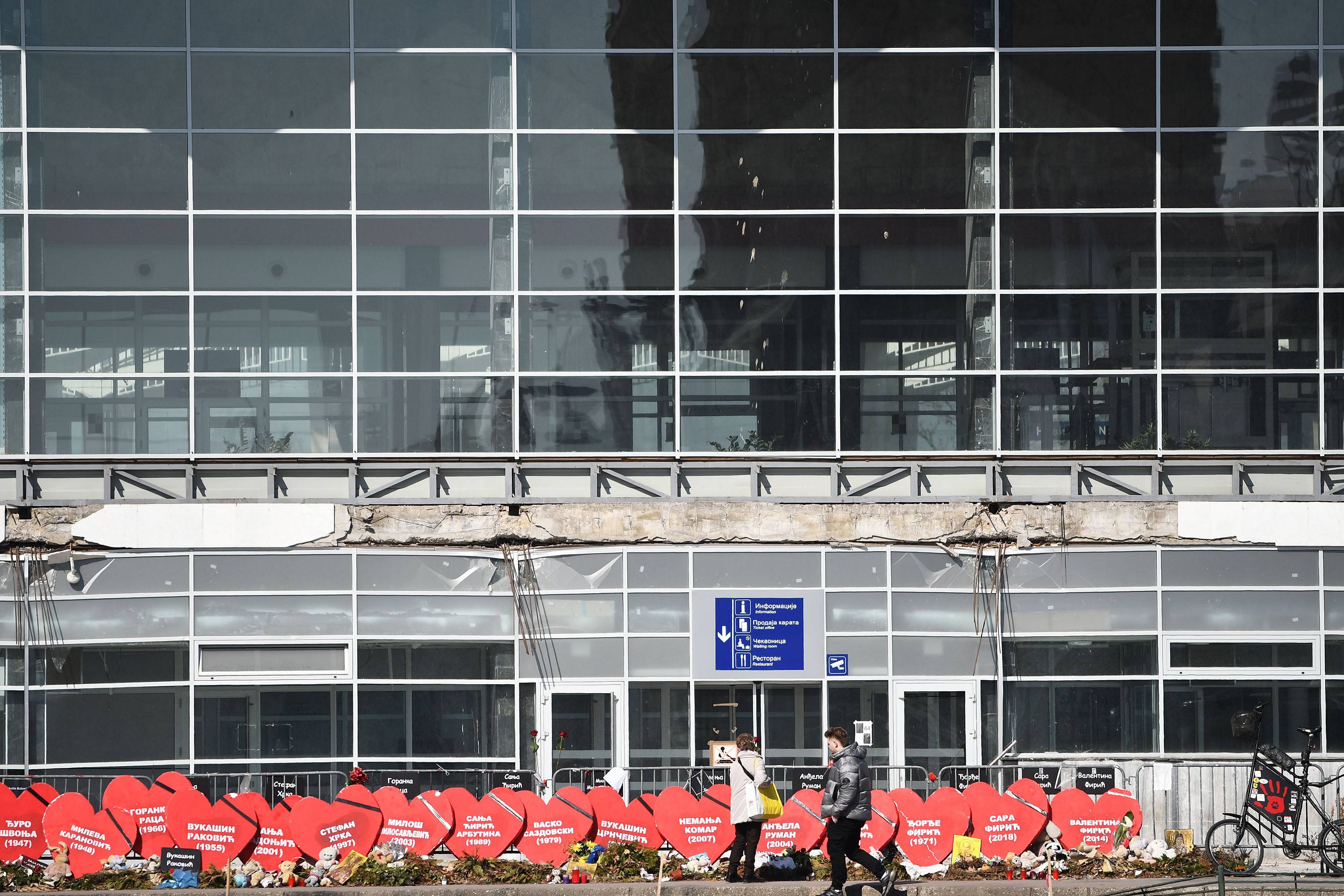 Novi Sad, 01.03.2026. - Novosadjani su danas 16-minutnom tisinom obelezili 16 meseci od pada nadstresnice sa renoviranog objekta Zeleznicke stanice koja je usmrtila 16 osoba 1. novembra 2024. godine.(BETAPHOTO/DRAGAN GOJIC)